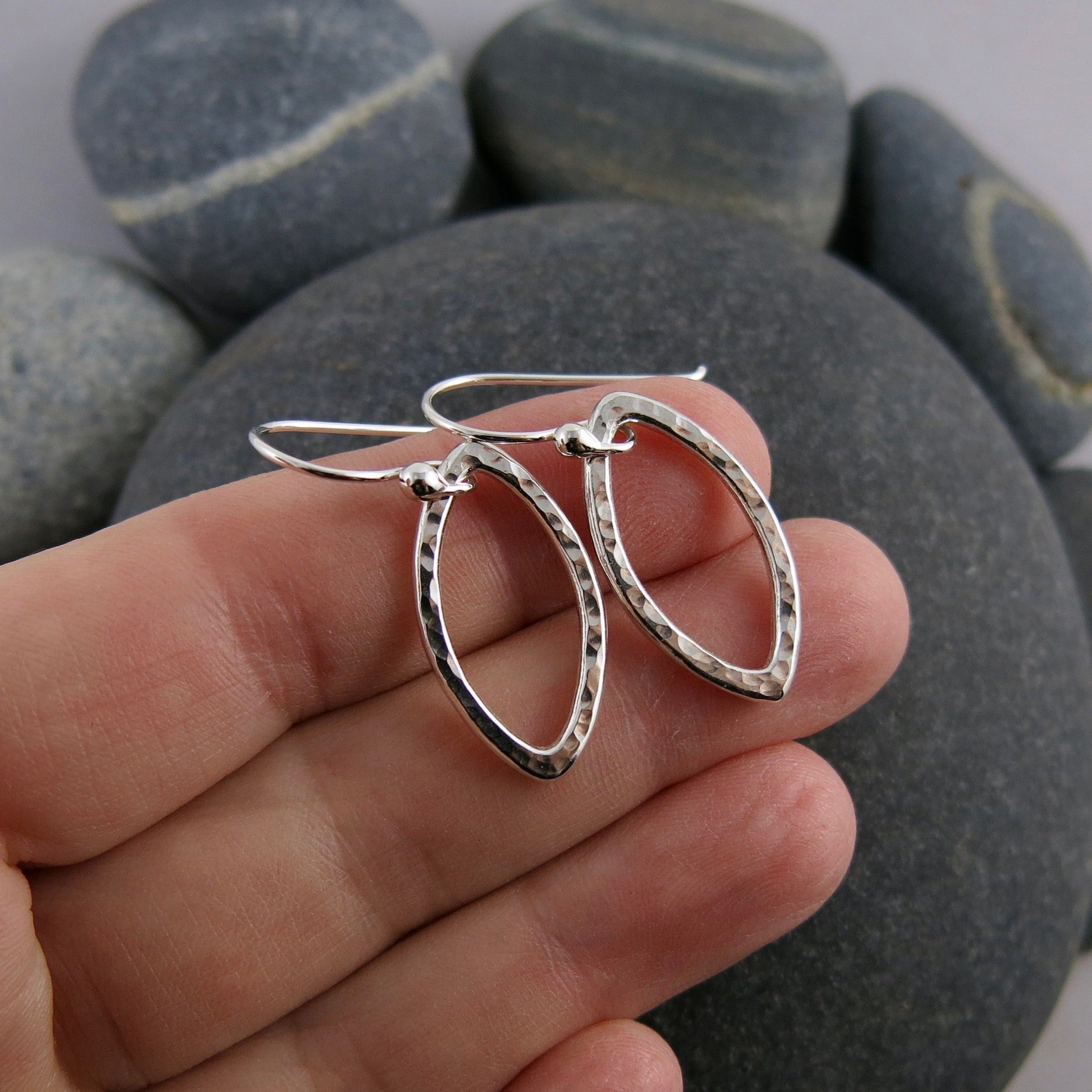 Boucles d'oreilles en feuille d'argent • Boucles d'oreilles modernes et minimalistes inspirées de la nature