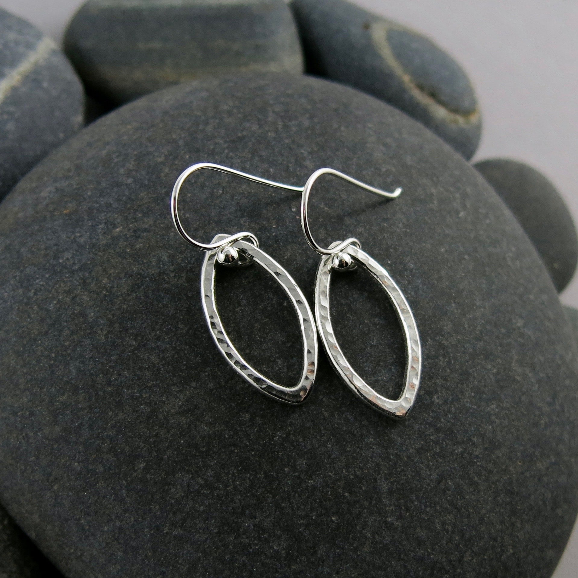 Boucles d'oreilles en feuille d'argent • Boucles d'oreilles modernes et minimalistes inspirées de la nature