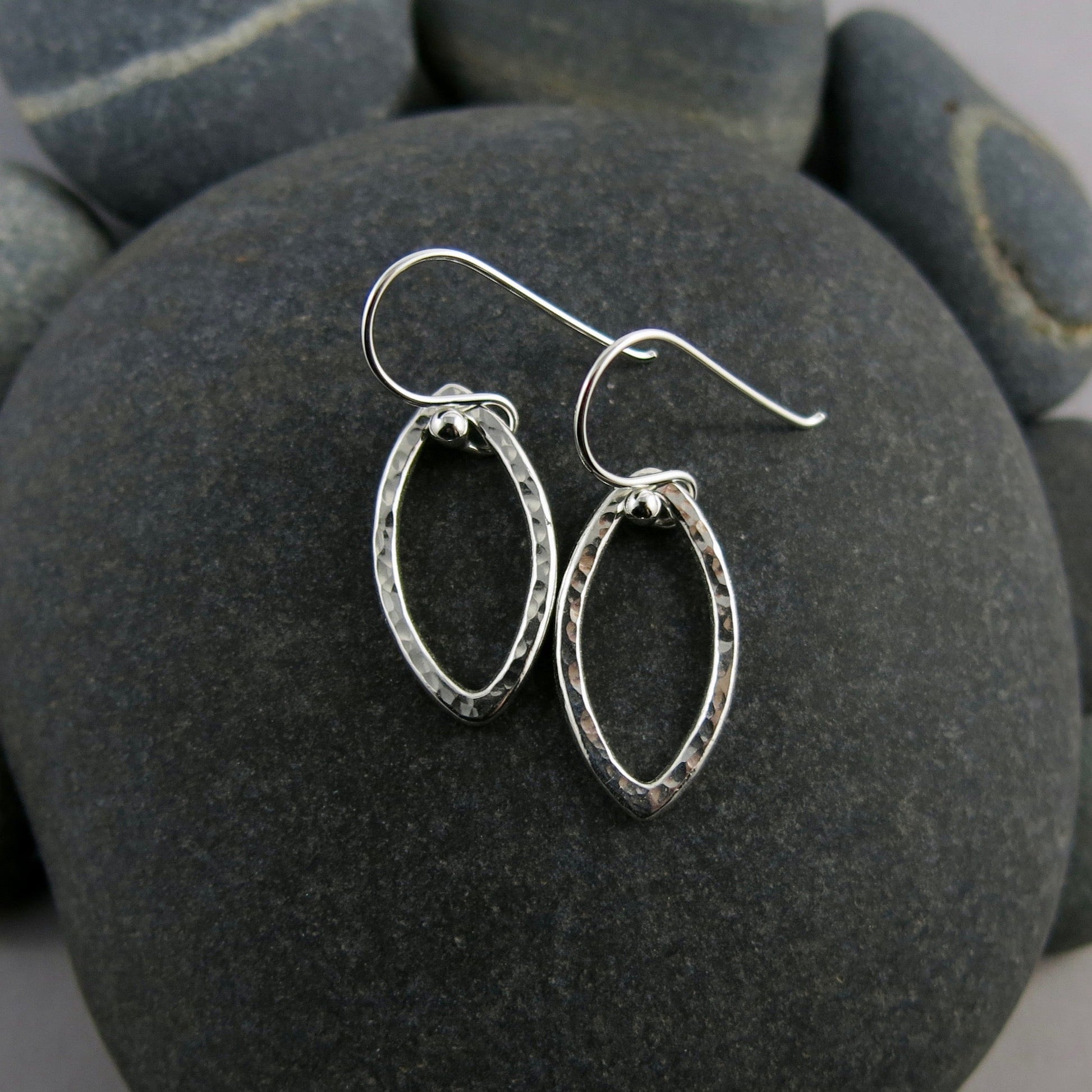 Boucles d'oreilles en feuille d'argent • Boucles d'oreilles modernes et minimalistes inspirées de la nature