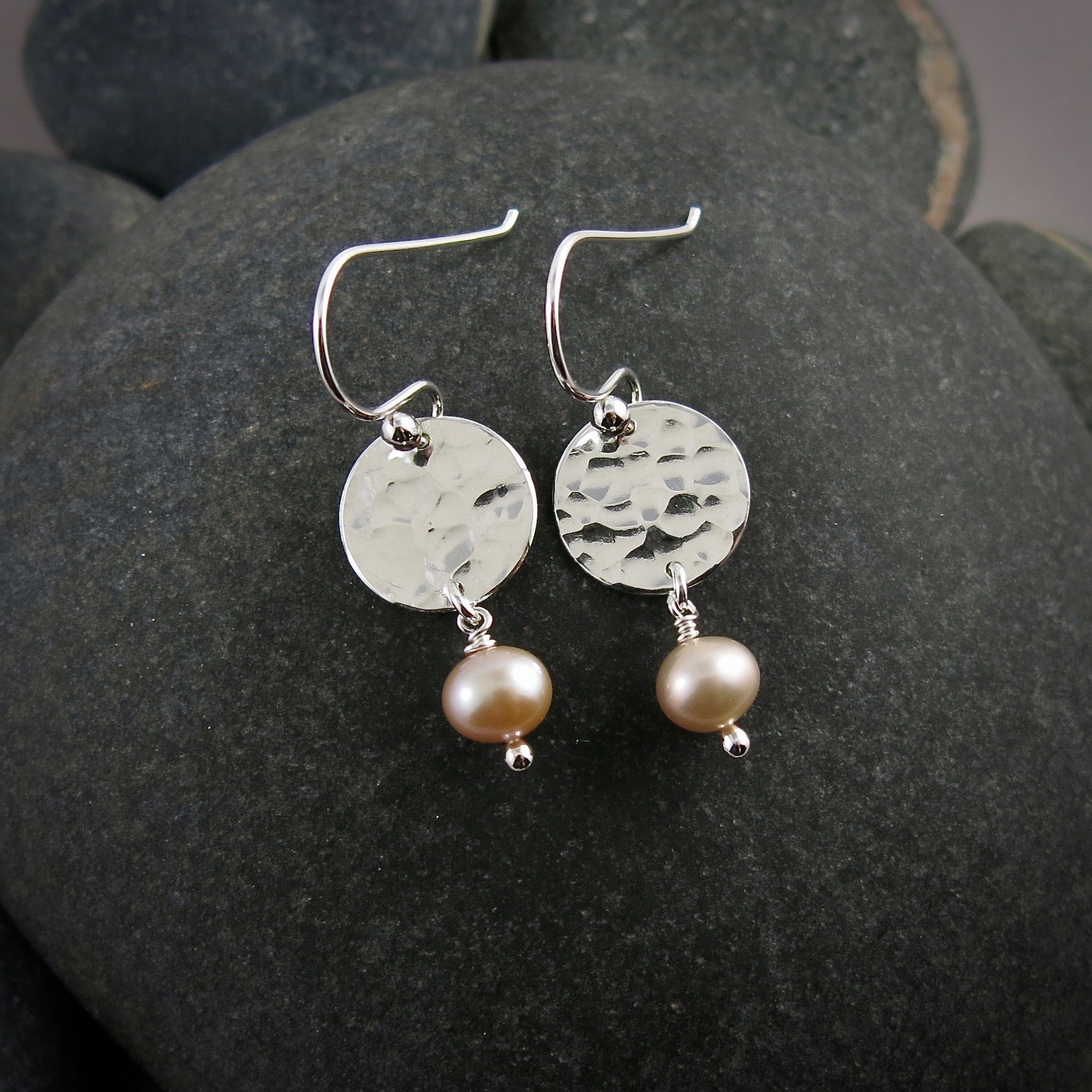 Boucles d'oreilles en perles Moondrop • Perles d'eau douce pêche et argent sterling