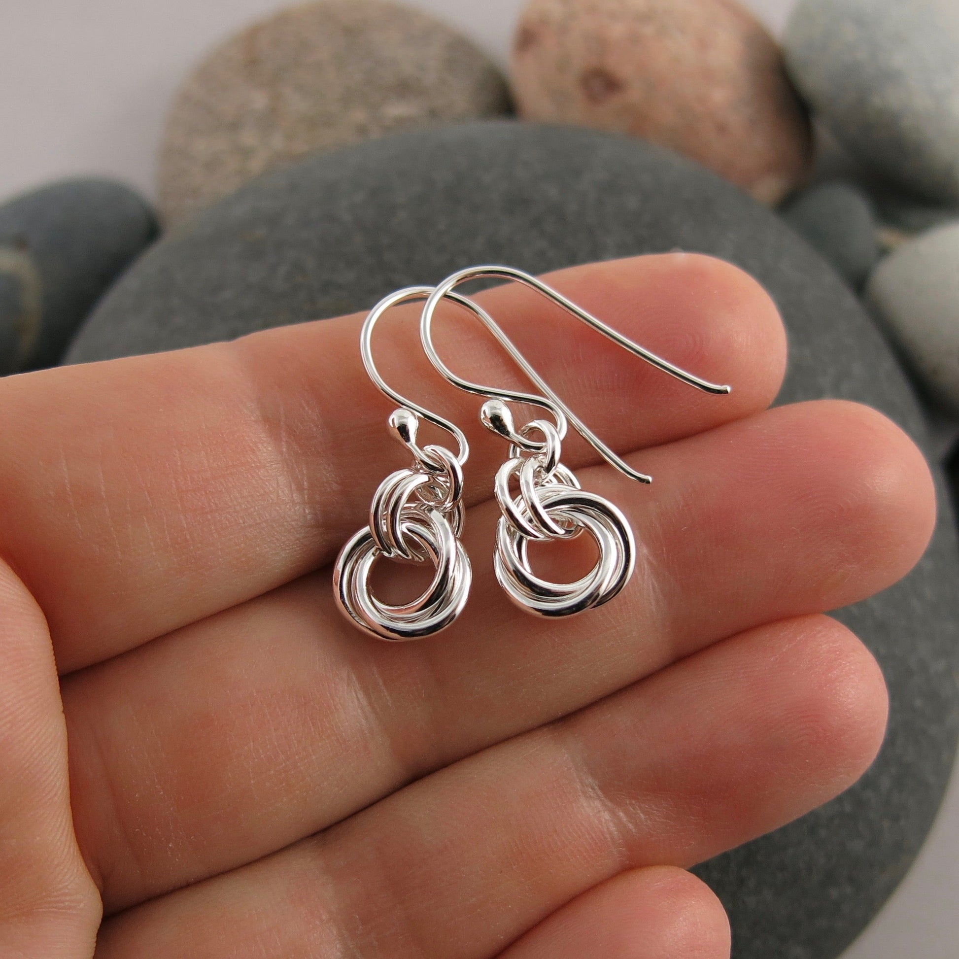 Boucles d'oreilles nœud d'amour intemporelles • Argent sterling