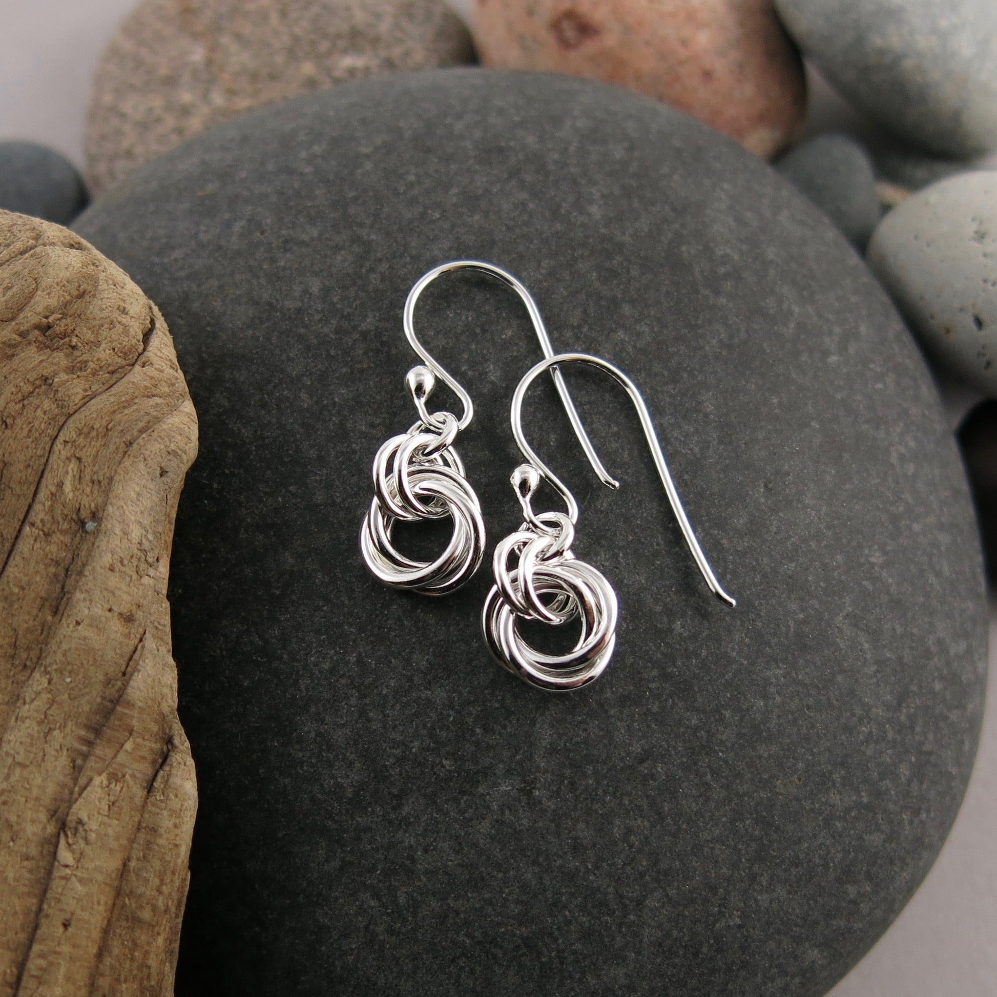 Boucles d'oreilles nœud d'amour intemporelles • Argent sterling