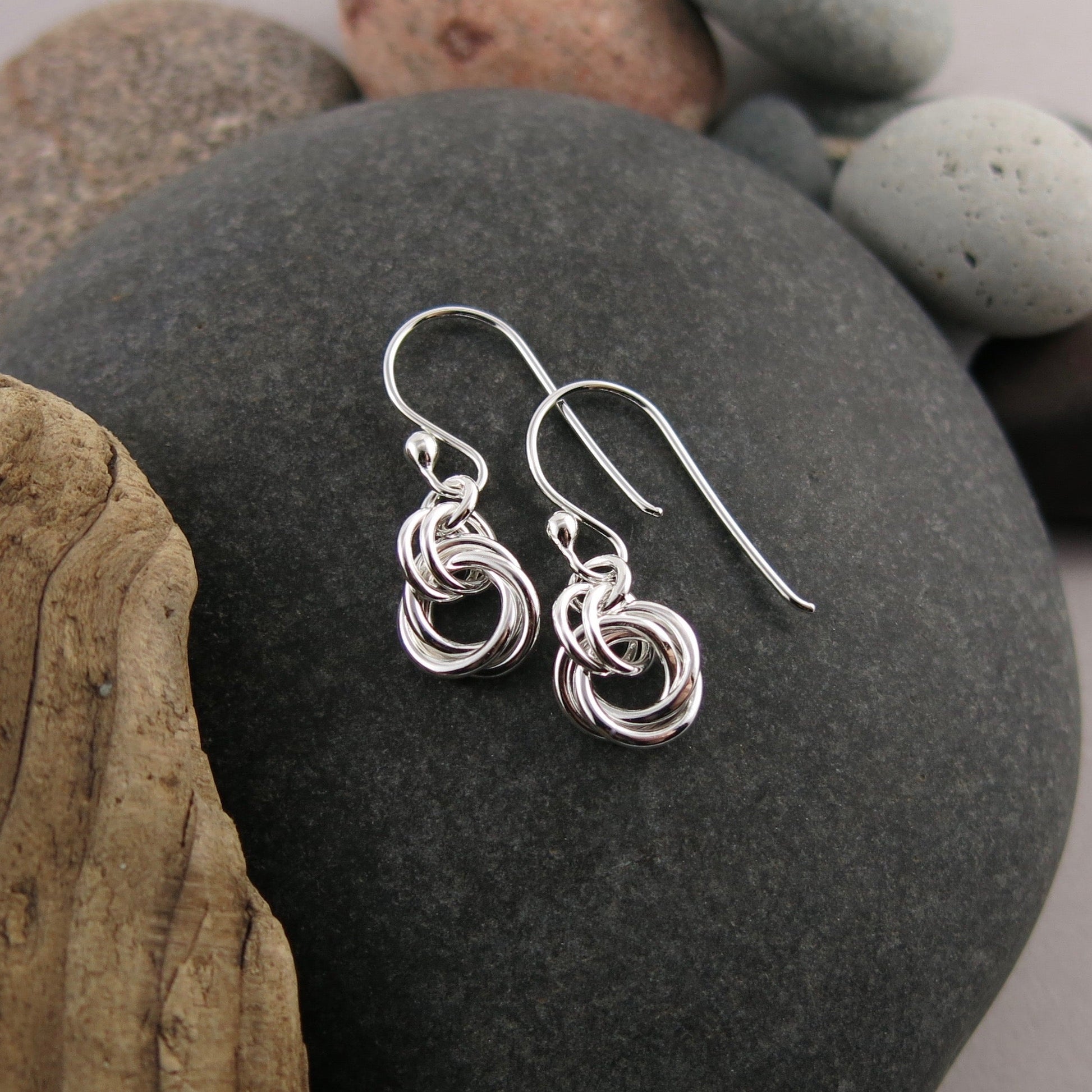Boucles d'oreilles nœud d'amour intemporelles • Argent sterling