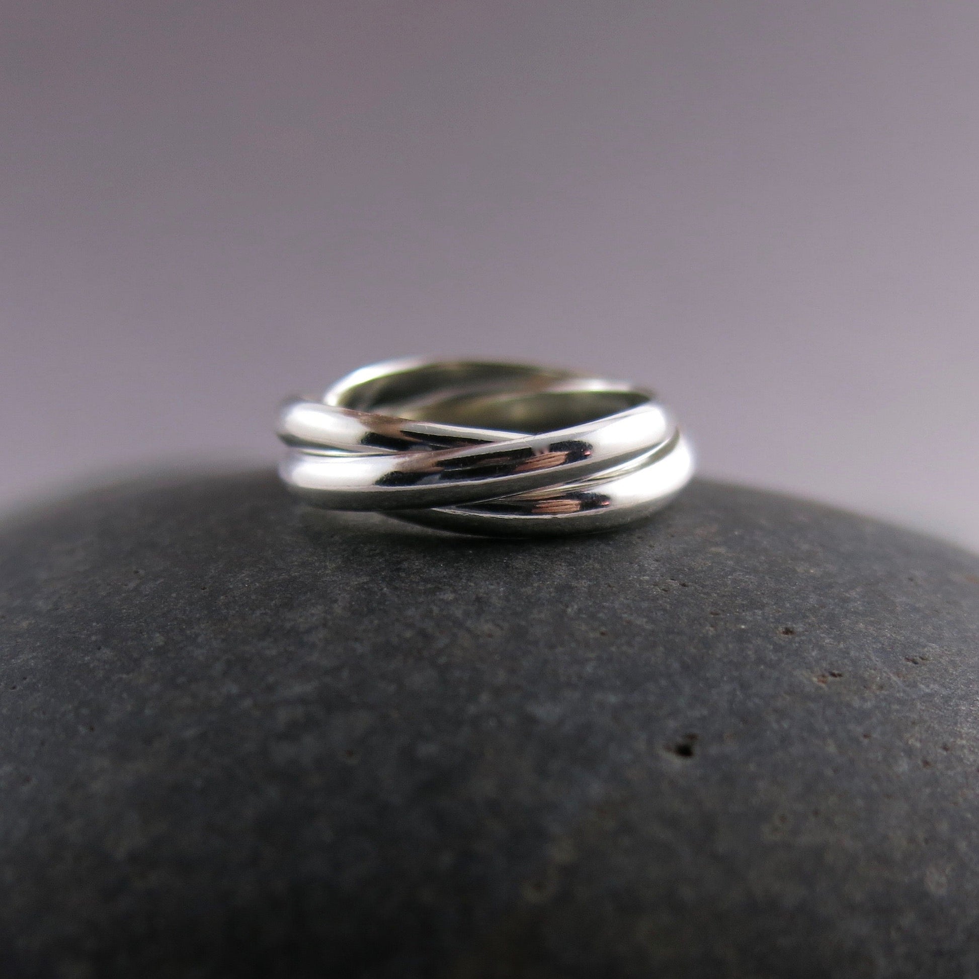 Bague trio de nœuds d'amour intemporels • Bague Trinity roulante en argent sterling