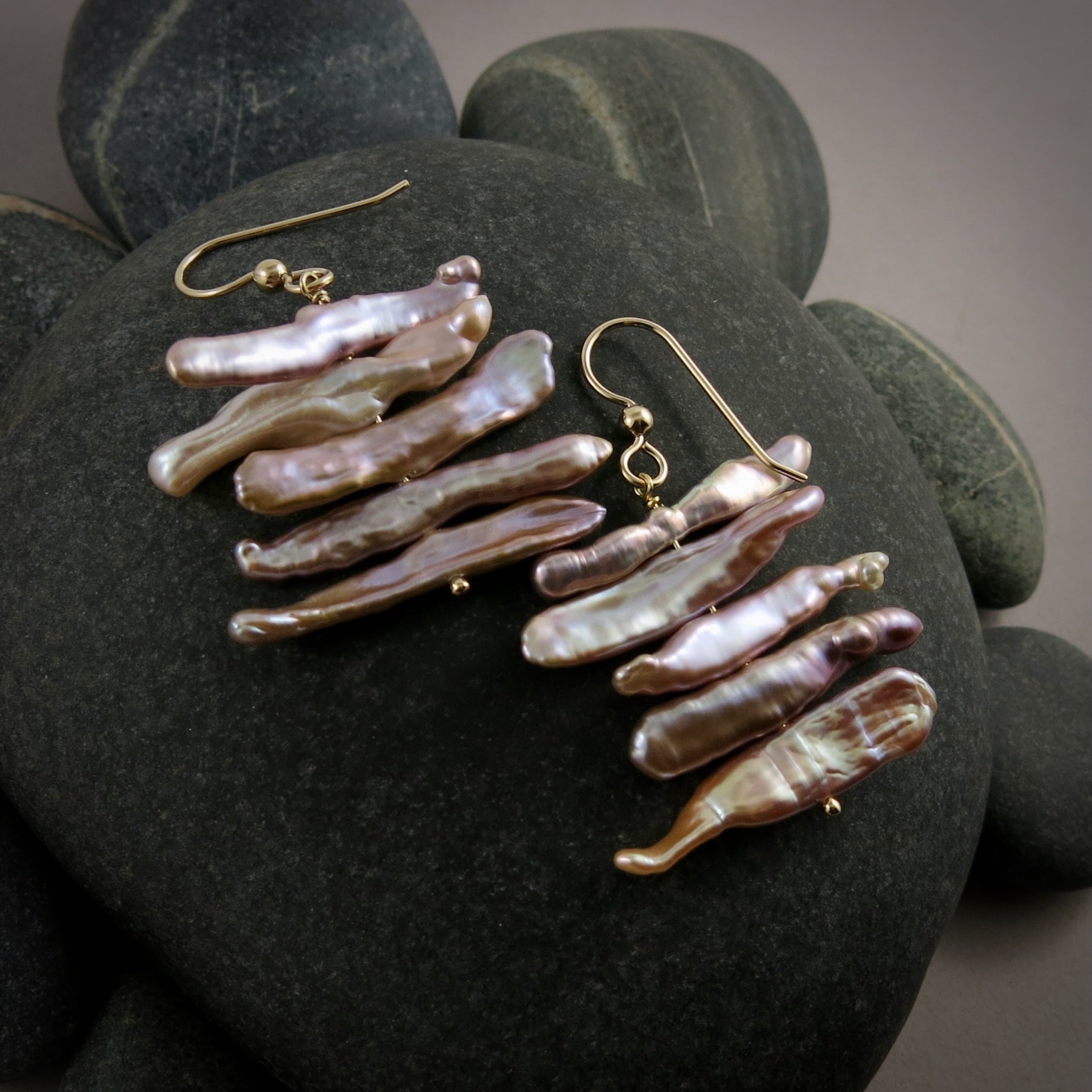 Boucles d'oreilles Stick Stack • Boucles d'oreilles en perles bâton rose-violet irisées en or rempli 14 carats