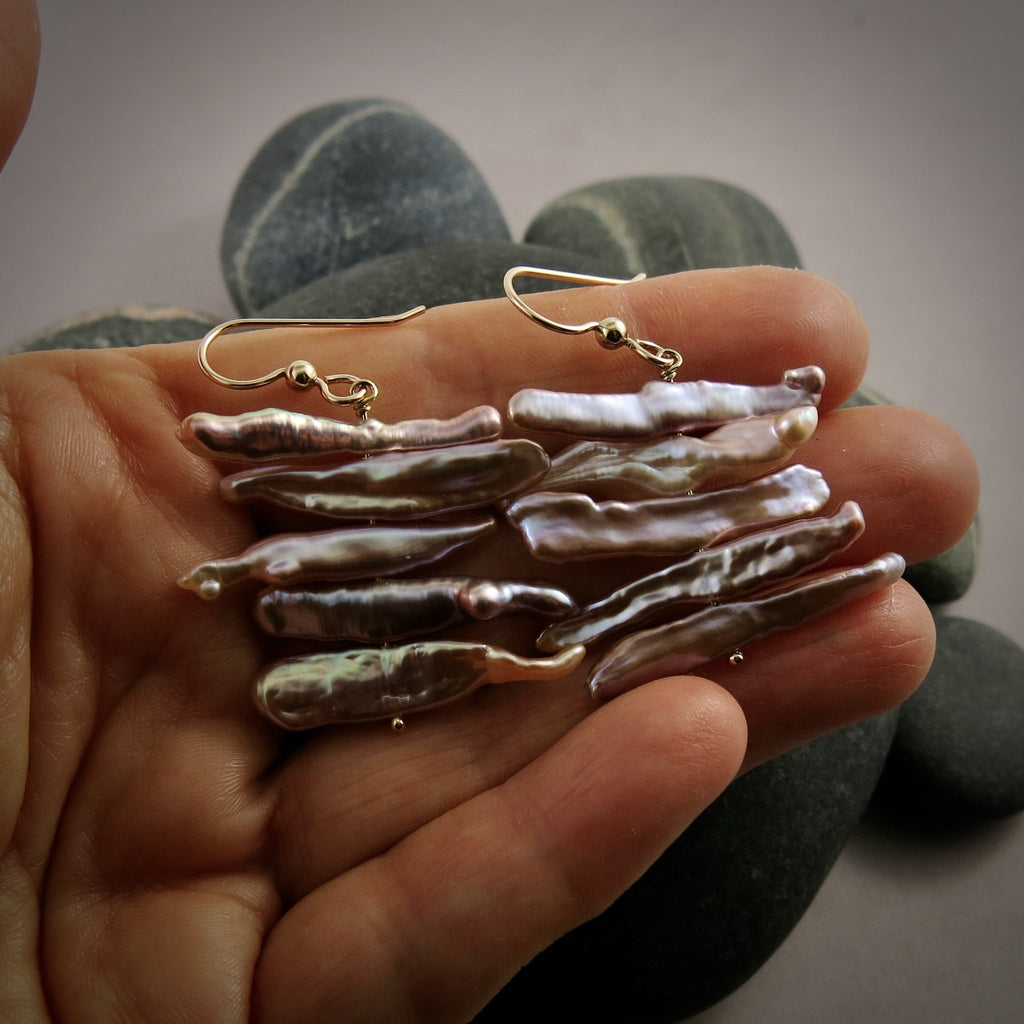 Boucles d'oreilles Stick Stack • Boucles d'oreilles en perles bâton rose-violet irisées en or rempli 14 carats