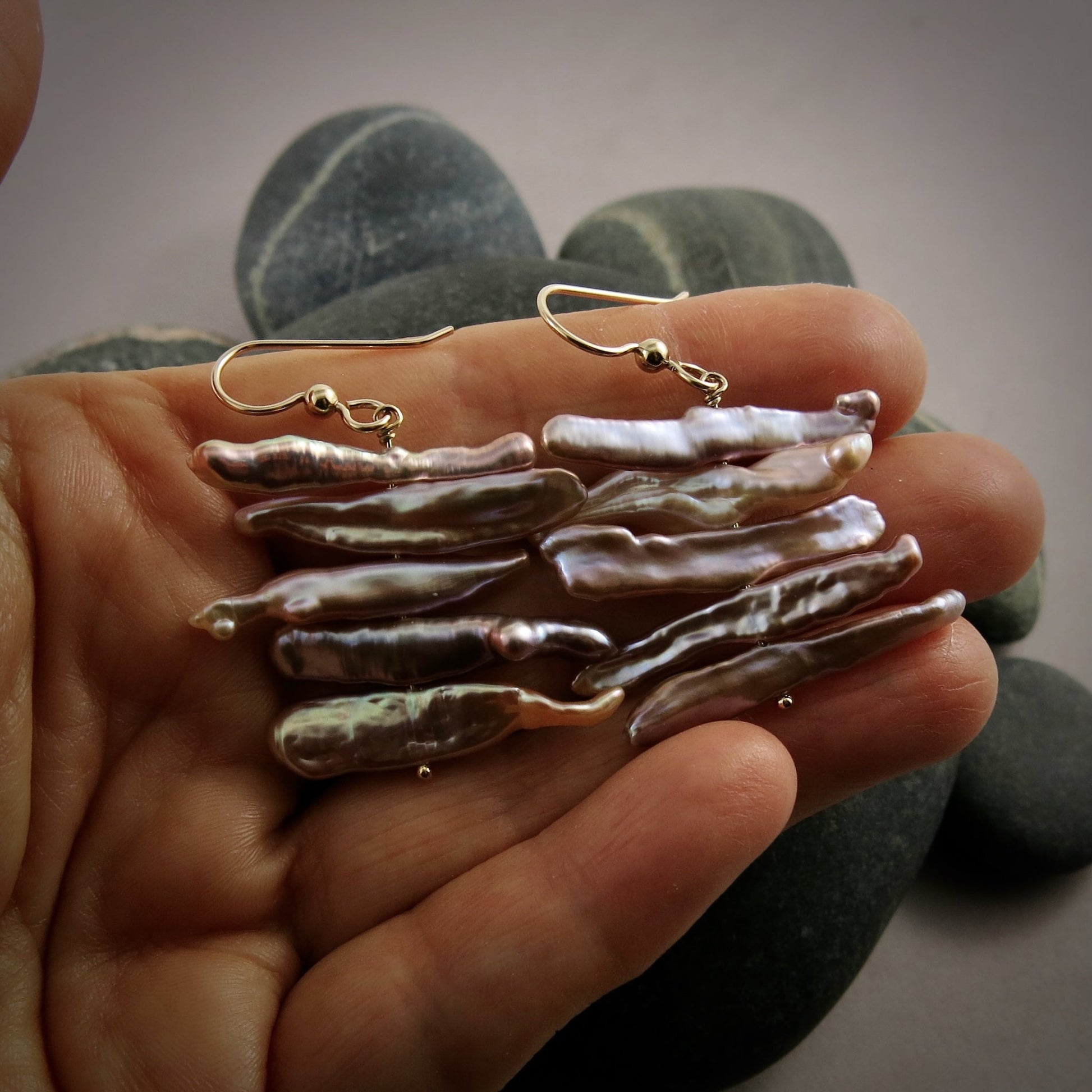 Boucles d'oreilles Stick Stack • Boucles d'oreilles en perles bâton rose-violet irisées en or rempli 14 carats