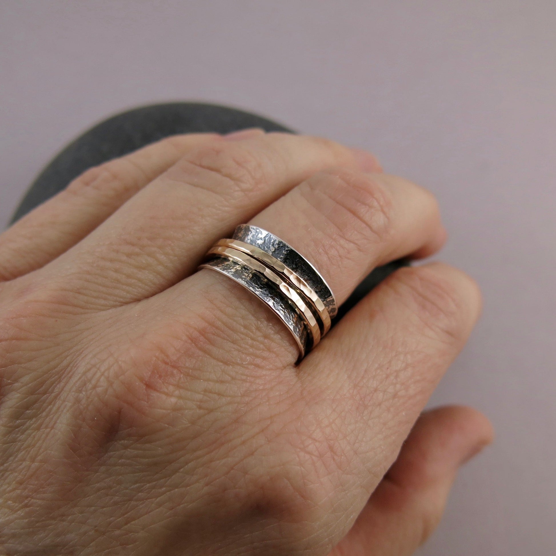 Bague de méditation en argent et or • Bande en argent rayée avec doubles toupies remplies d'or