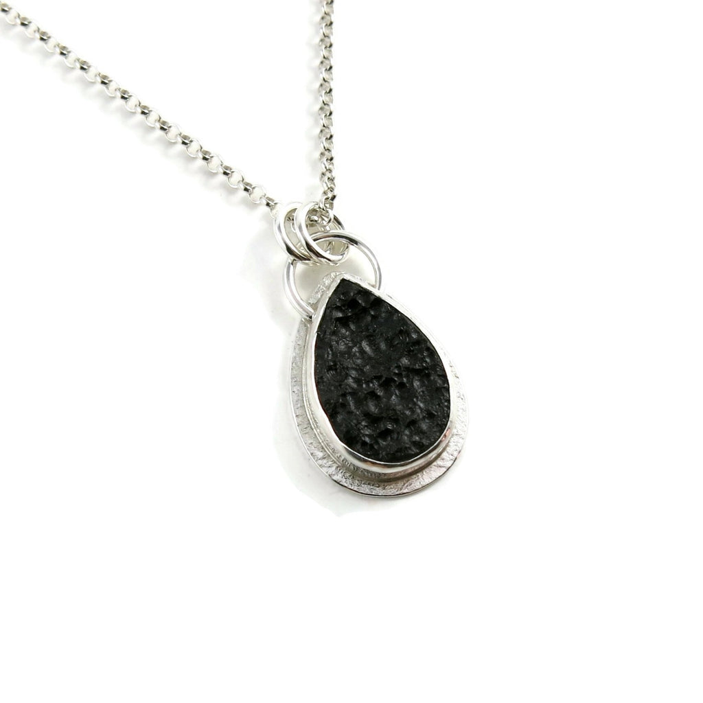 Pendentif en forme de larme en tektite noir de jais • Collection Wild Earth