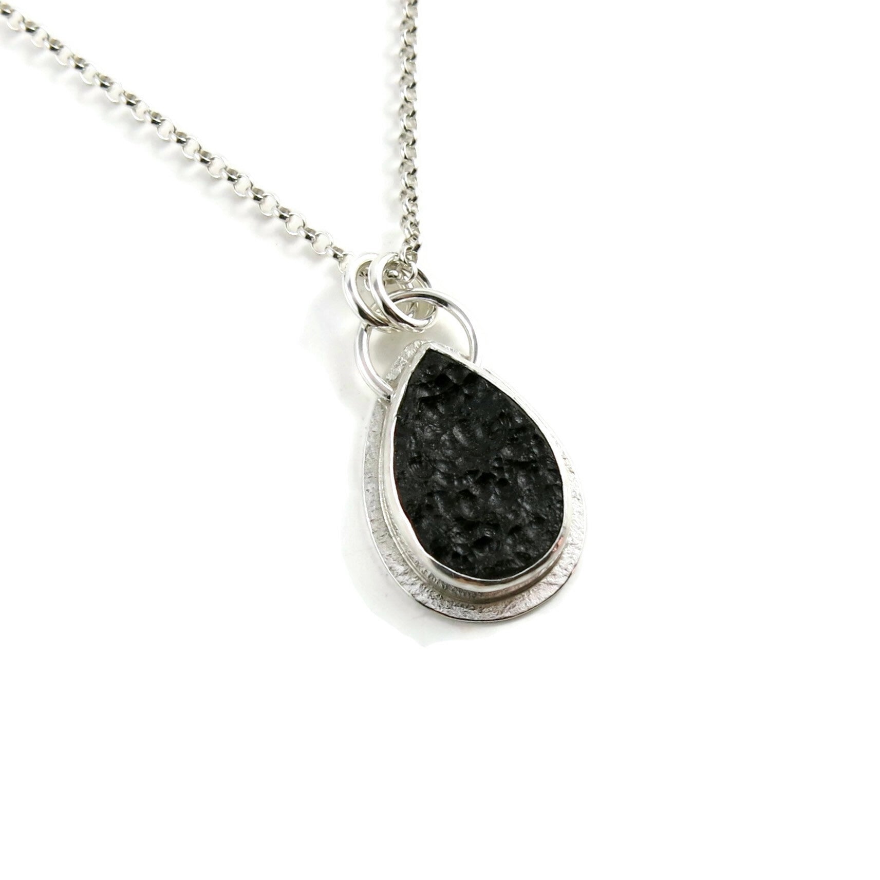 Pendentif en forme de larme en tektite noir de jais • Collection Wild Earth