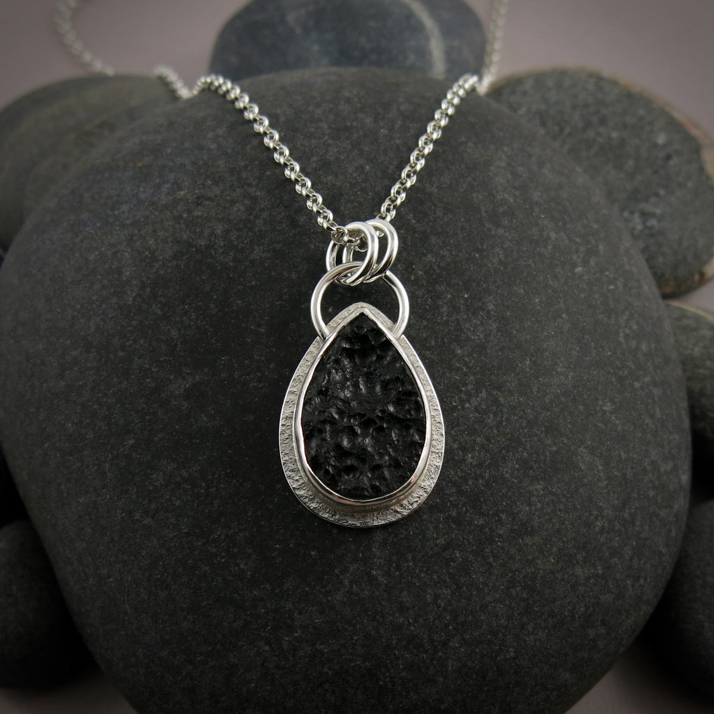Pendentif en forme de larme en tektite noir de jais • Collection Wild Earth