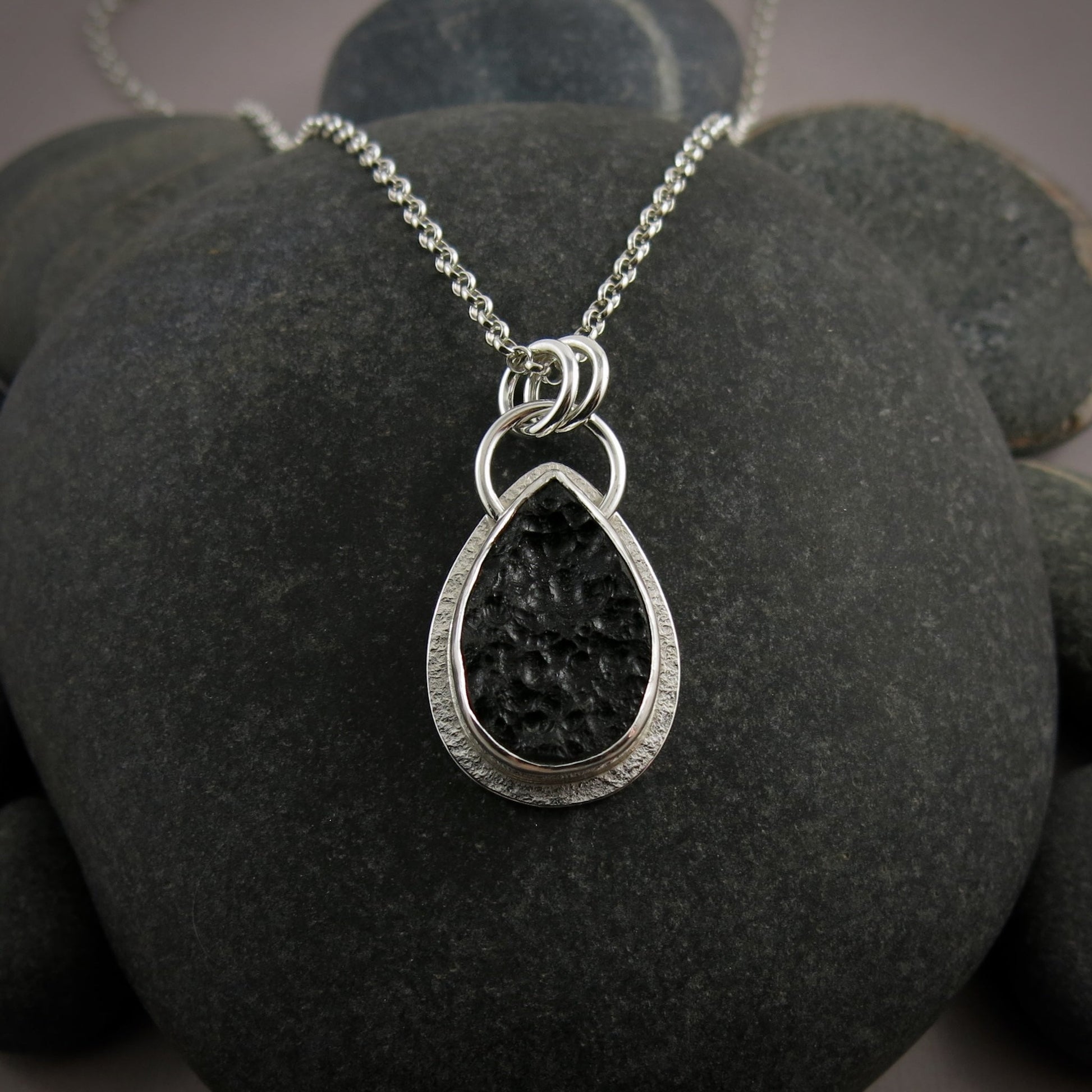 Pendentif en forme de larme en tektite noir de jais • Collection Wild Earth