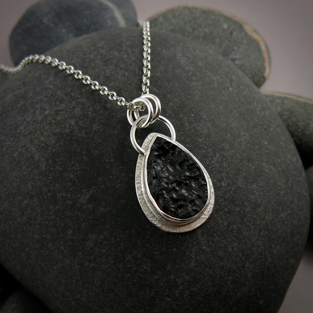 Pendentif en forme de larme en tektite noir de jais • Collection Wild Earth