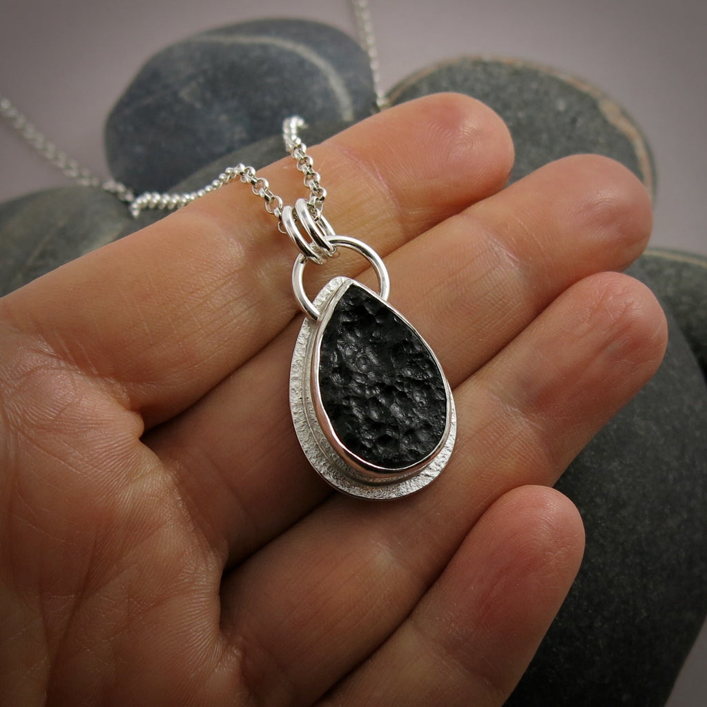 Pendentif en forme de larme en tektite noir de jais • Collection Wild Earth