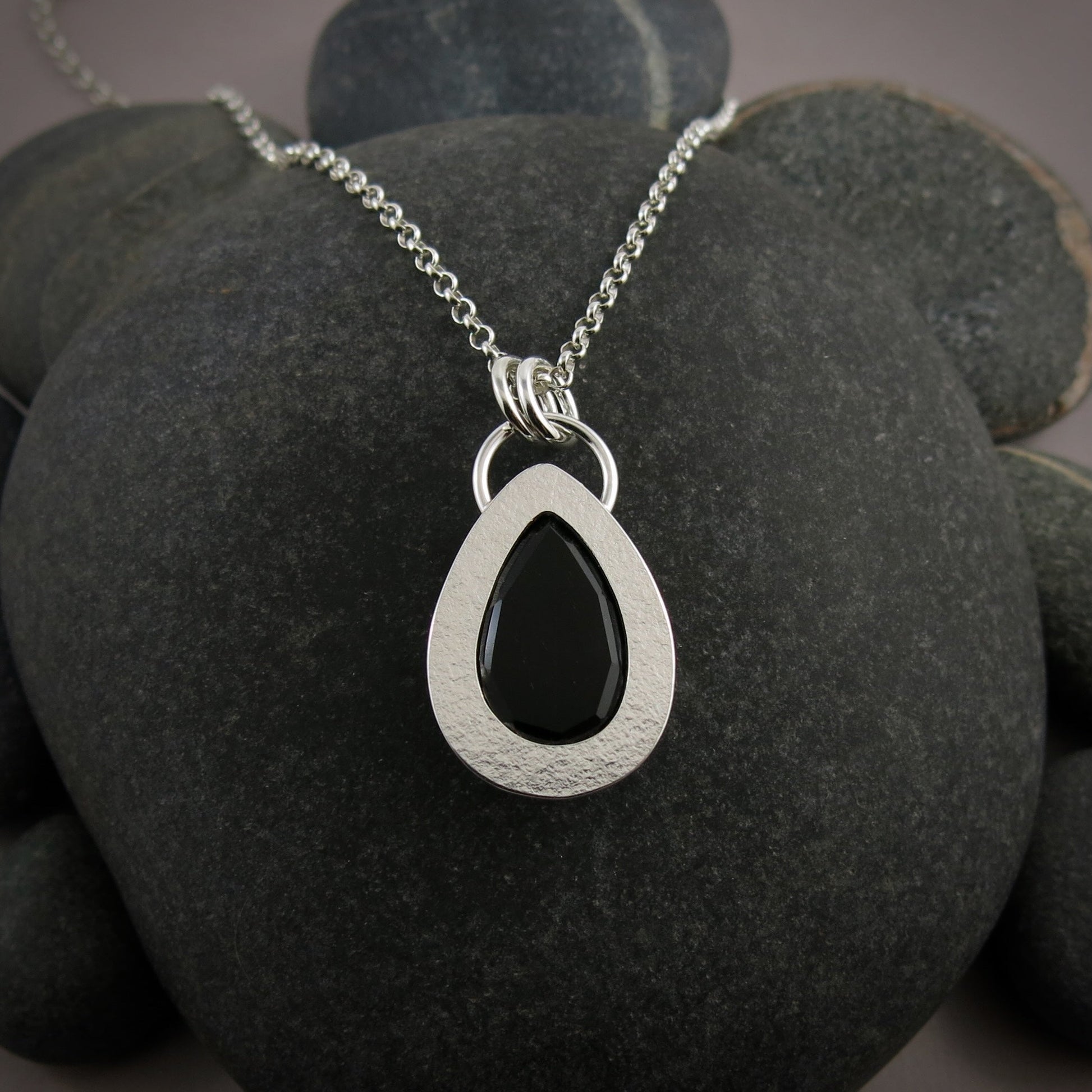 Pendentif en forme de larme en tektite noir de jais • Collection Wild Earth