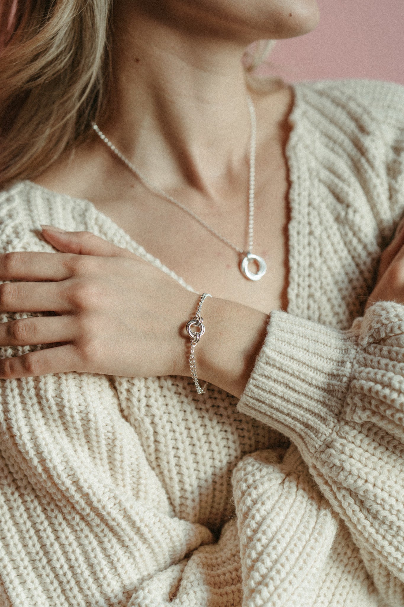 Collier trio de nœuds d'amour intemporels • Argent sterling avec chaîne rolo