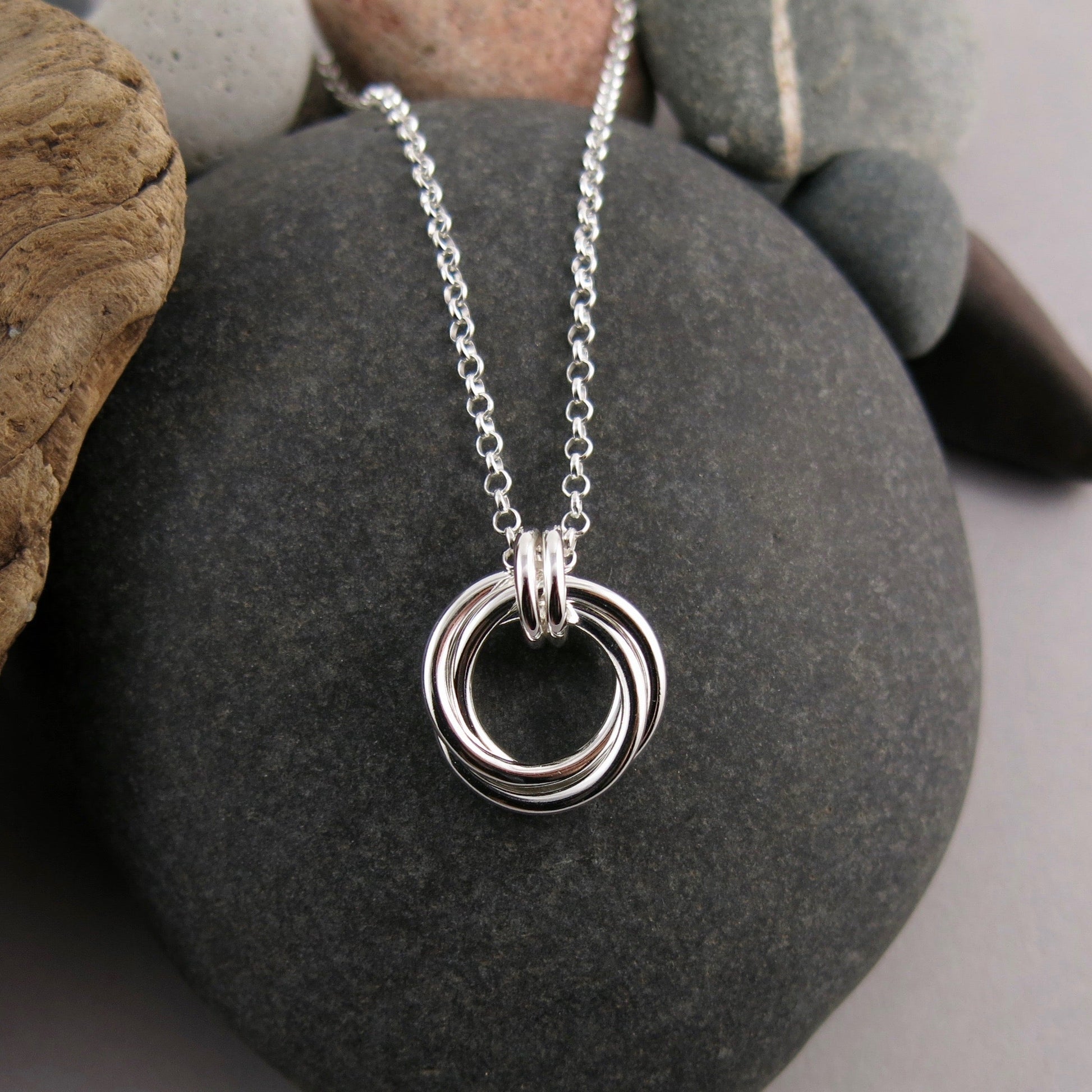 Collier trio de nœuds d'amour intemporels • Argent sterling avec chaîne rolo