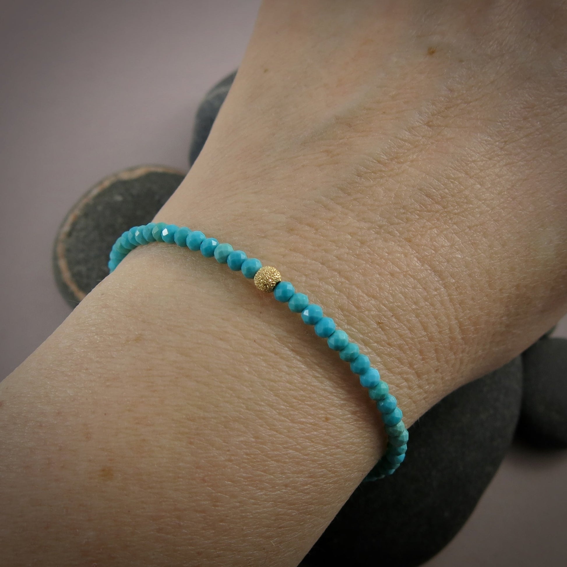 Bracelet réglable en perles de pierres précieuses turquoise • Or 14 carats ou argent sterling