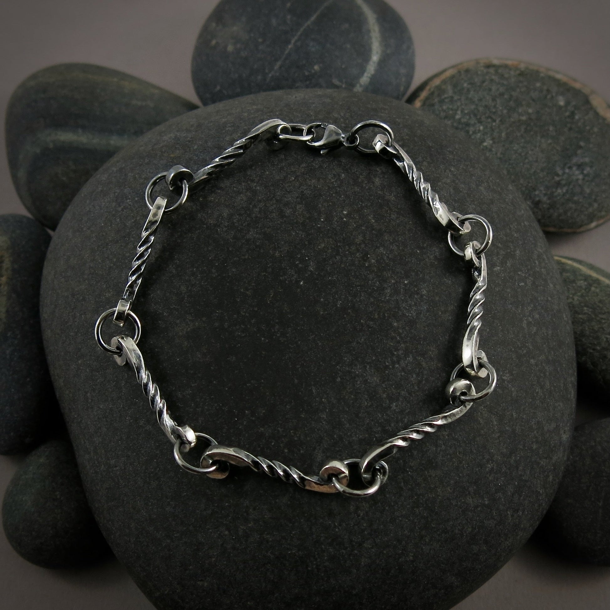 Bracelet à volutes torsadées en argent • Bracelet à maillons torsadés en « fer forgé » léger et unique