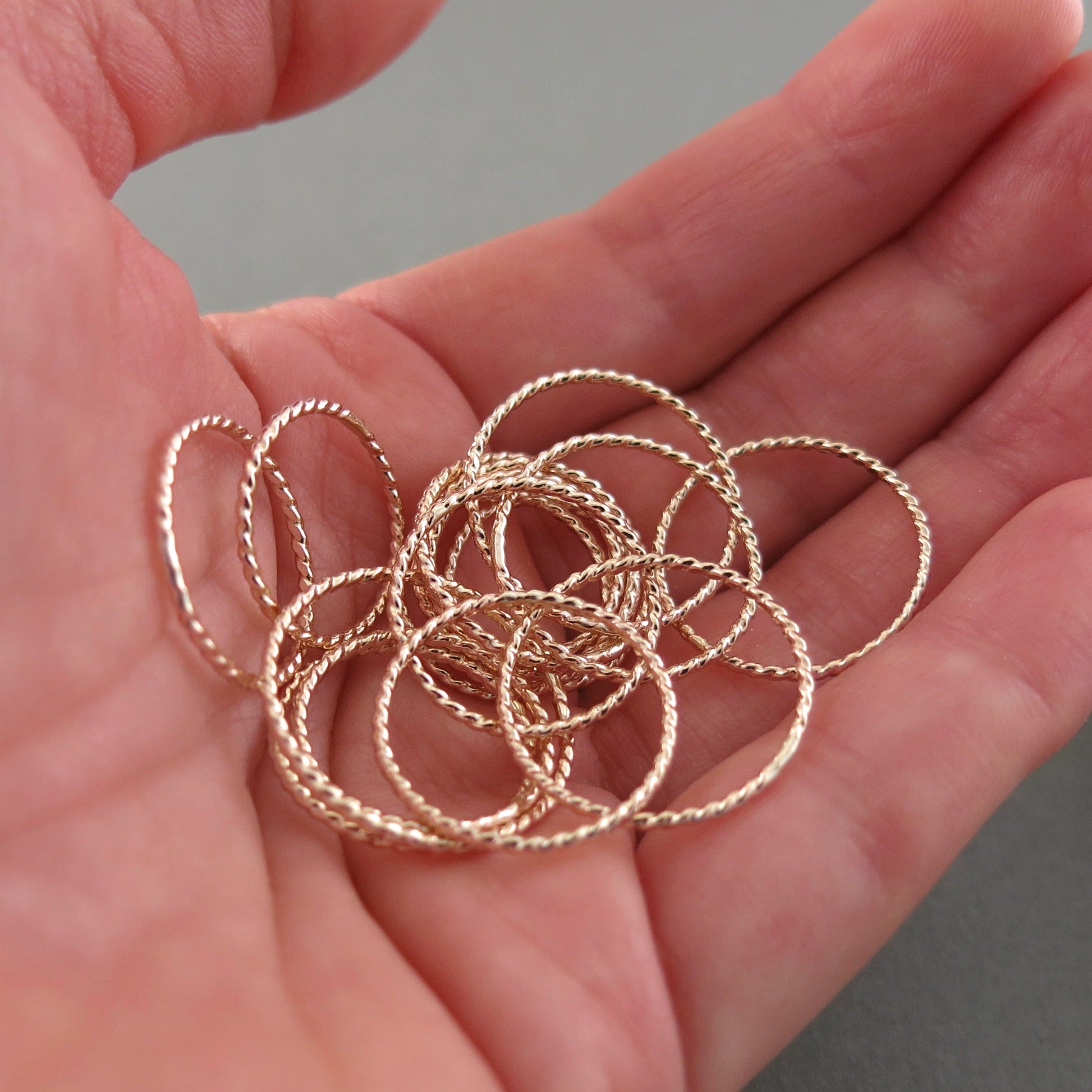 Bague empilable torsadée • Or rempli 14 carats