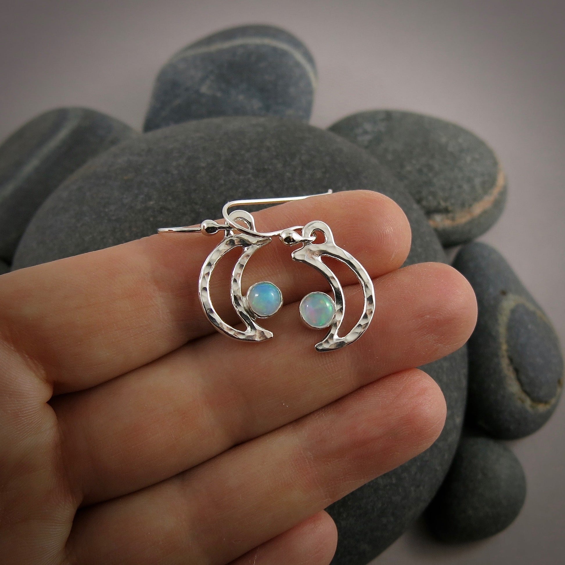 Boucles d'oreilles croissant de lune en opale Welo • Argent sterling • Collection Opulent Opals