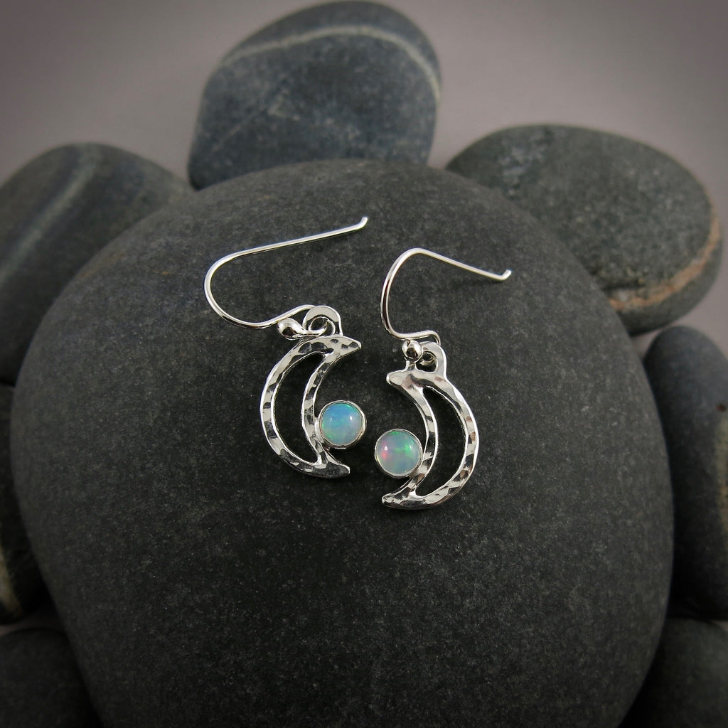 Boucles d'oreilles croissant de lune en opale Welo • Argent sterling • Collection Opulent Opals