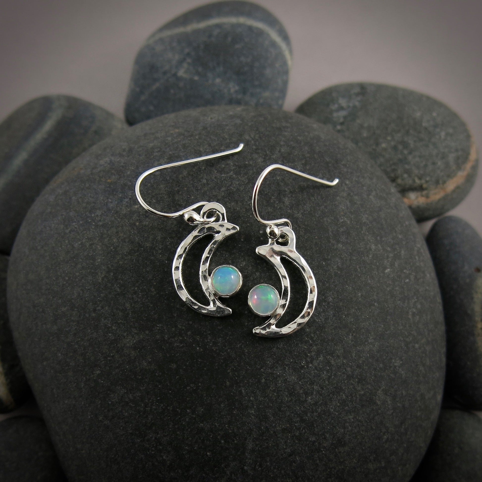Boucles d'oreilles croissant de lune en opale Welo • Argent sterling • Collection Opulent Opals