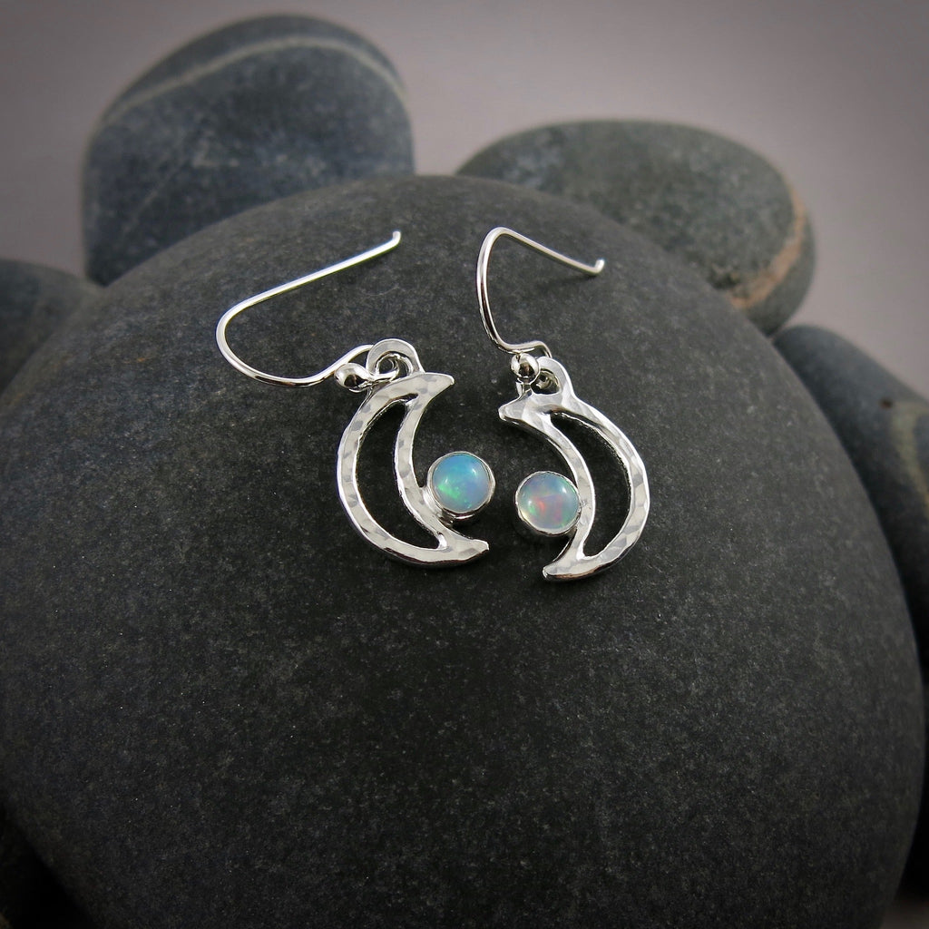 Boucles d'oreilles croissant de lune en opale Welo • Argent sterling • Collection Opulent Opals