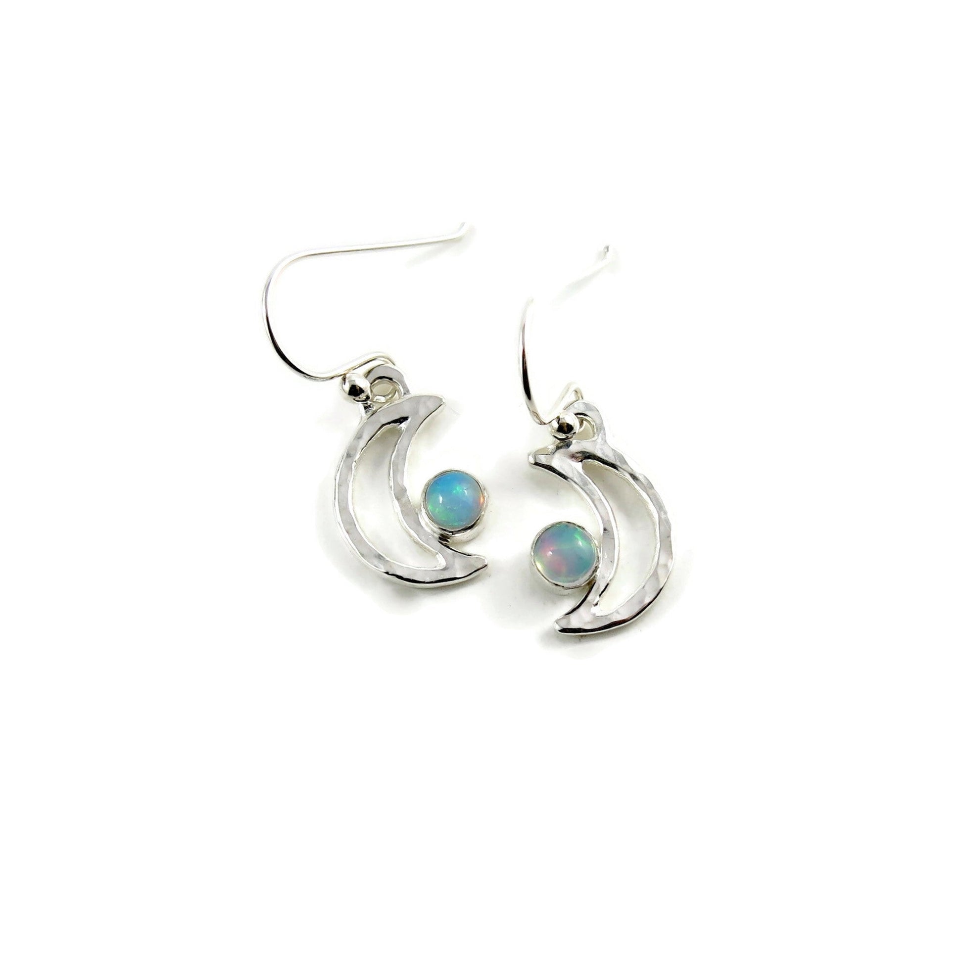 Boucles d'oreilles croissant de lune en opale Welo • Argent sterling • Collection Opulent Opals