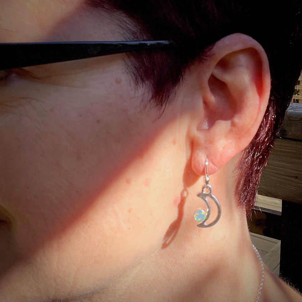 Boucles d'oreilles croissant de lune en opale Welo • Argent sterling • Collection Opulent Opals