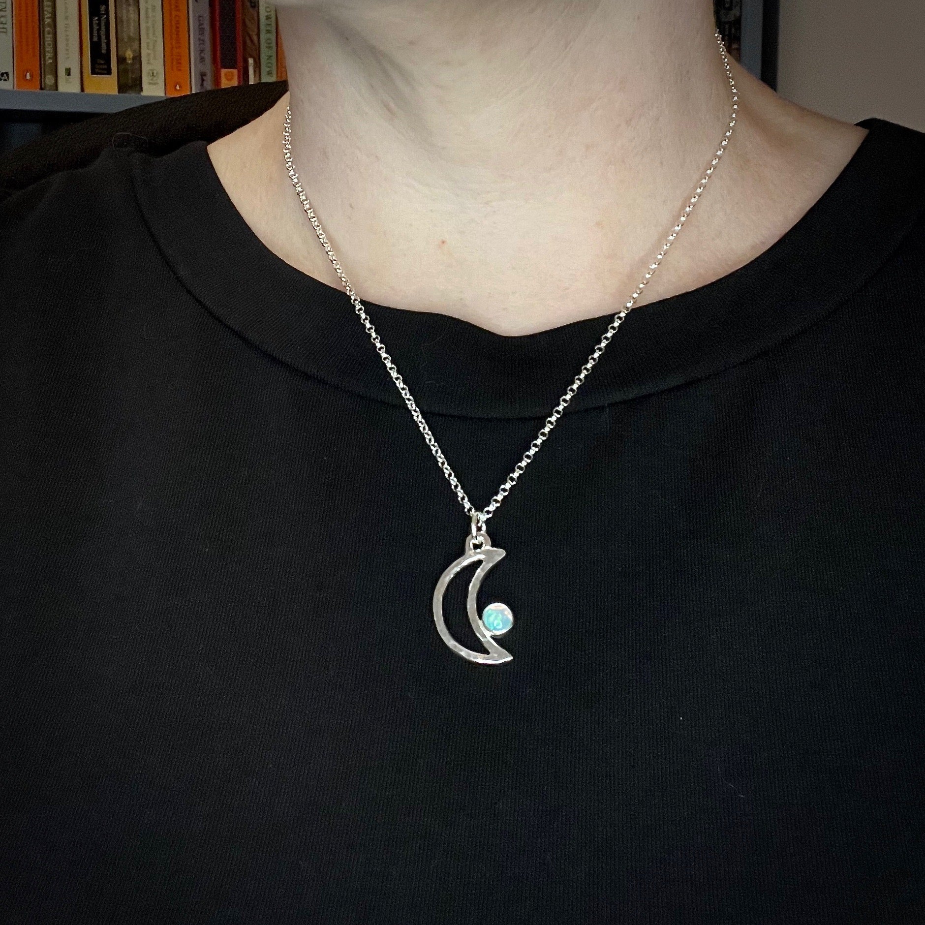 Collier croissant de lune en opale Welo • Argent sterling • Collection Opulent Opals