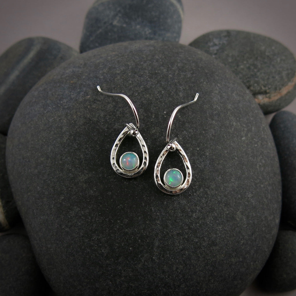 Boucles d'oreilles goutte d'opale Welo • Argent sterling • Collection Opulent Opals