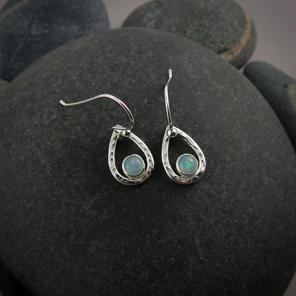 Boucles d'oreilles goutte d'opale Welo • Argent sterling • Collection Opulent Opals