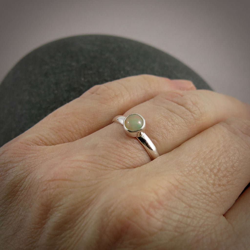 Bague empilable en opale Welo • Argent sterling • Collection Opulent Opals