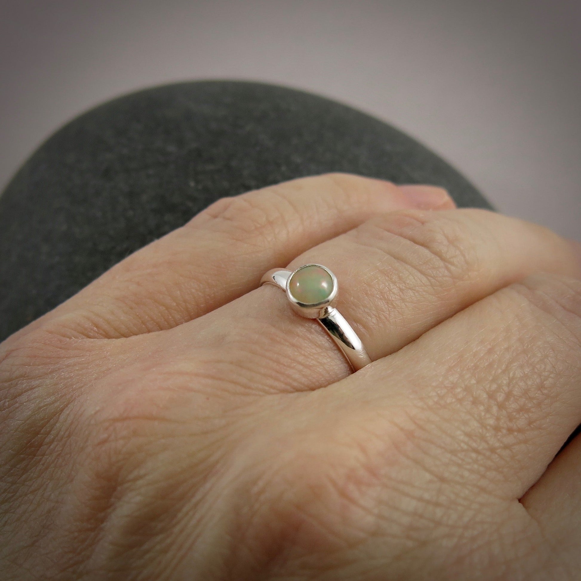 Bague empilable en opale Welo • Argent sterling • Collection Opulent Opals