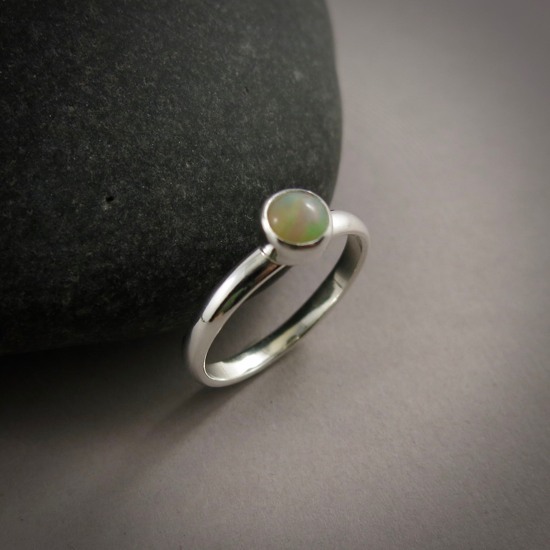 Bague empilable en opale Welo • Argent sterling • Collection Opulent Opals