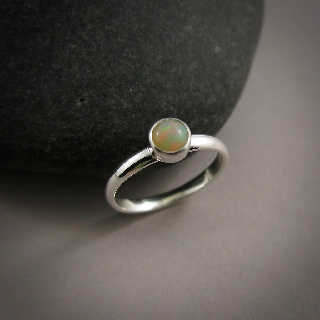 Bague empilable en opale Welo • Argent sterling • Collection Opulent Opals