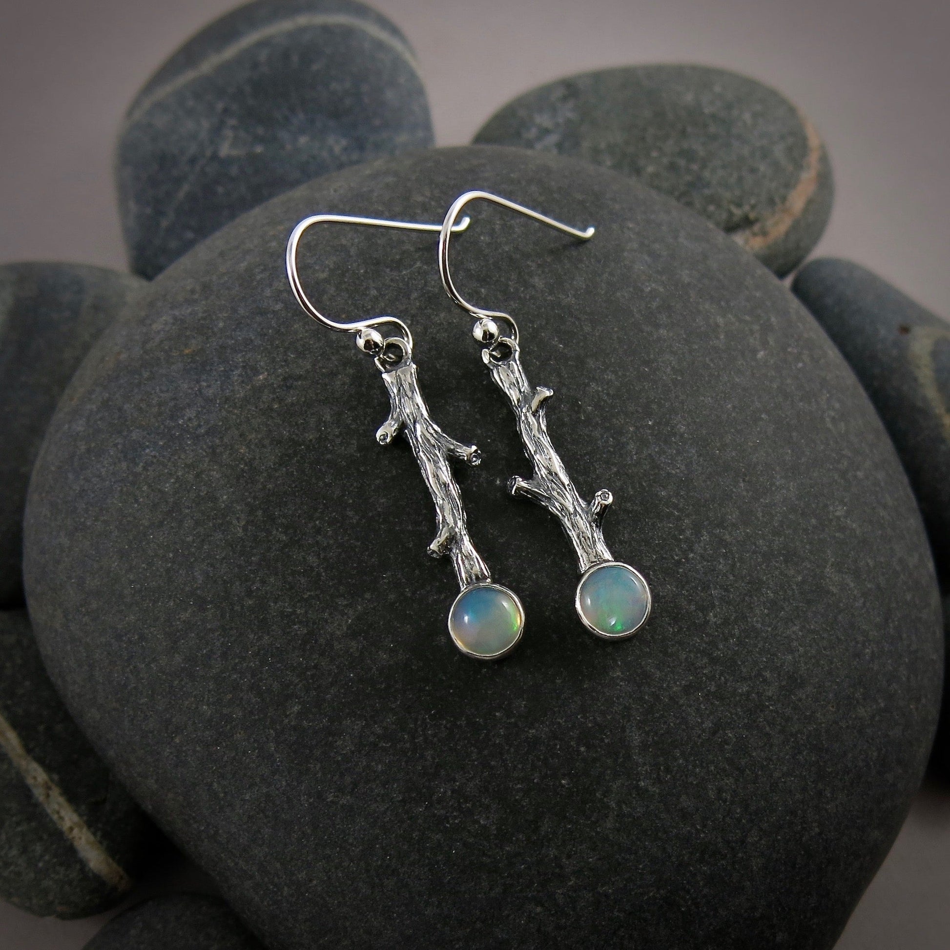 Boucles d'oreilles brindilles d'opale Welo • Argent sterling • Collection Opulent Opals