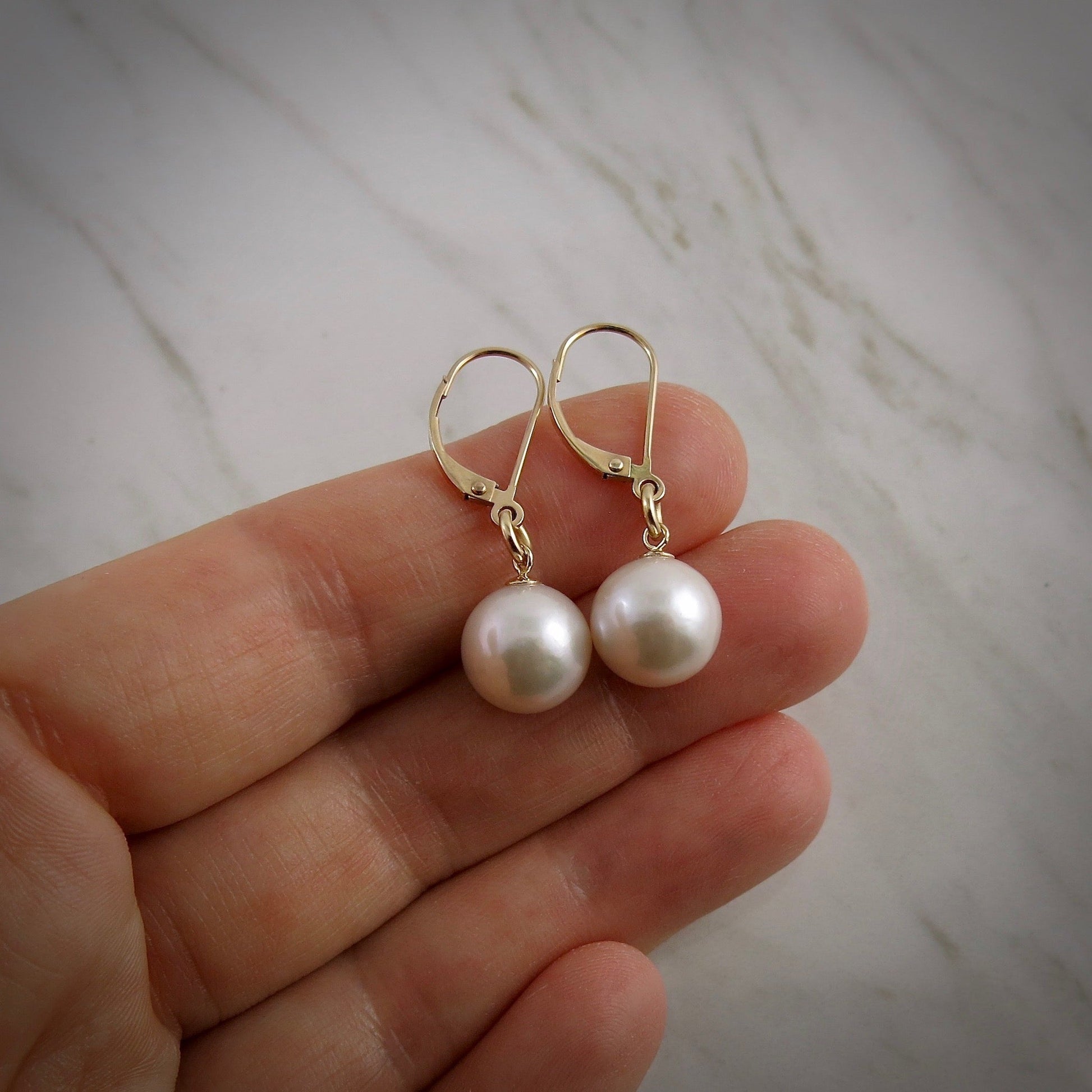 Boucles d'oreilles pendantes en perles Edison blanches AAA • Or 14 carats