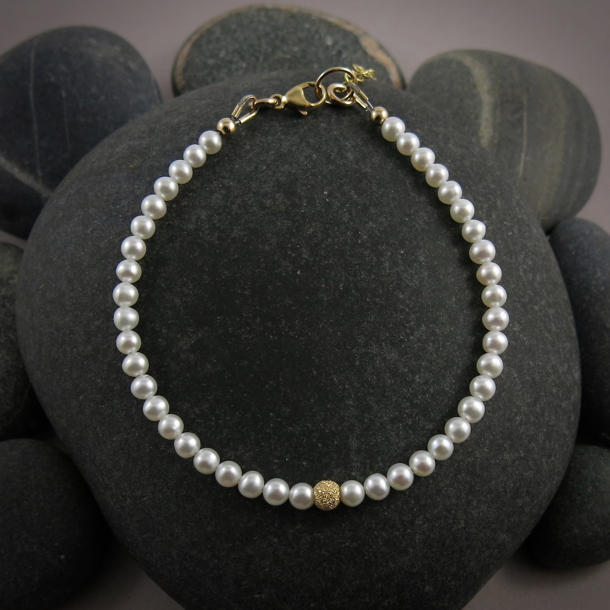 Bracelet réglable en perles d'eau douce blanches • Or 14 carats ou argent sterling