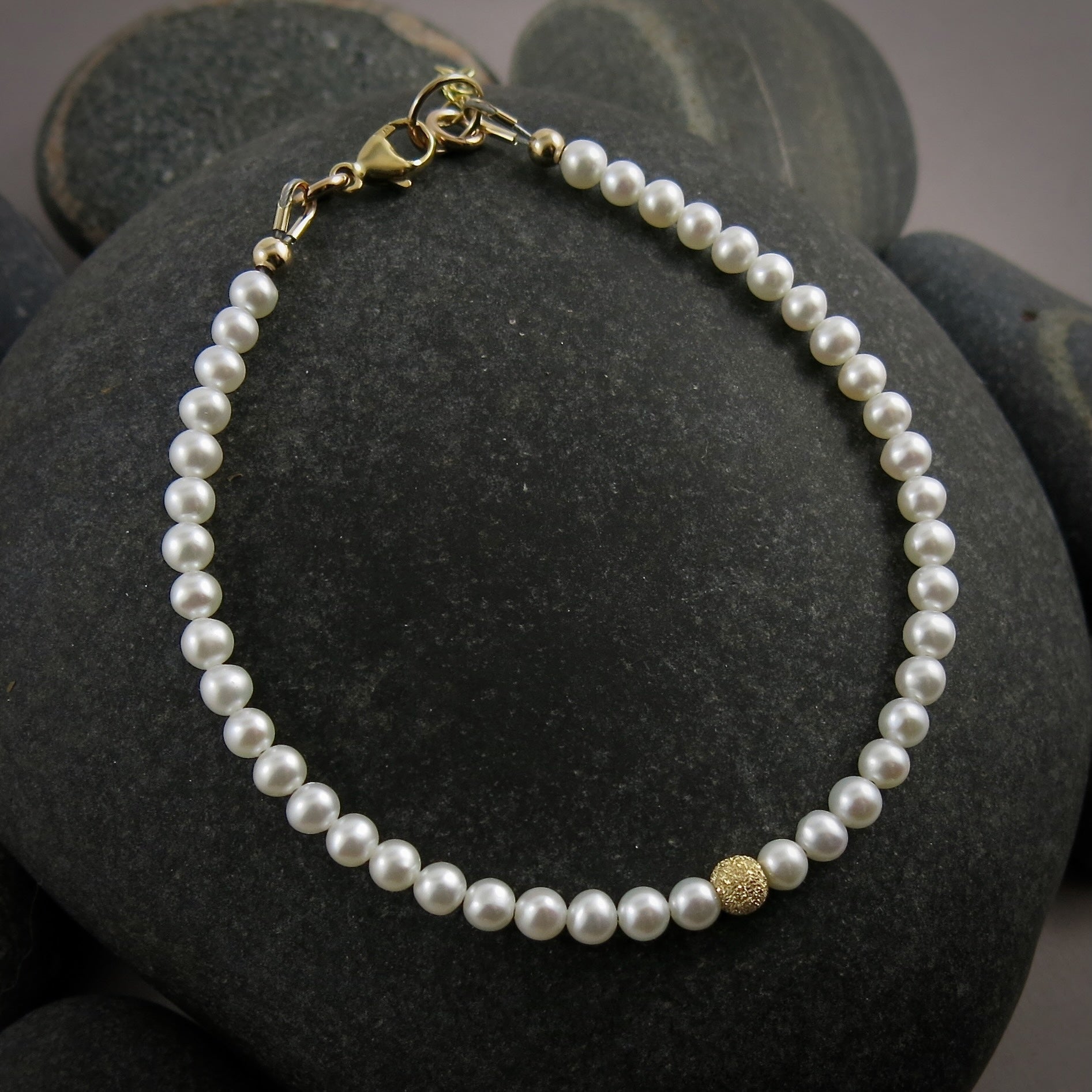 Bracelet réglable en perles d'eau douce blanches • Or 14 carats ou argent sterling