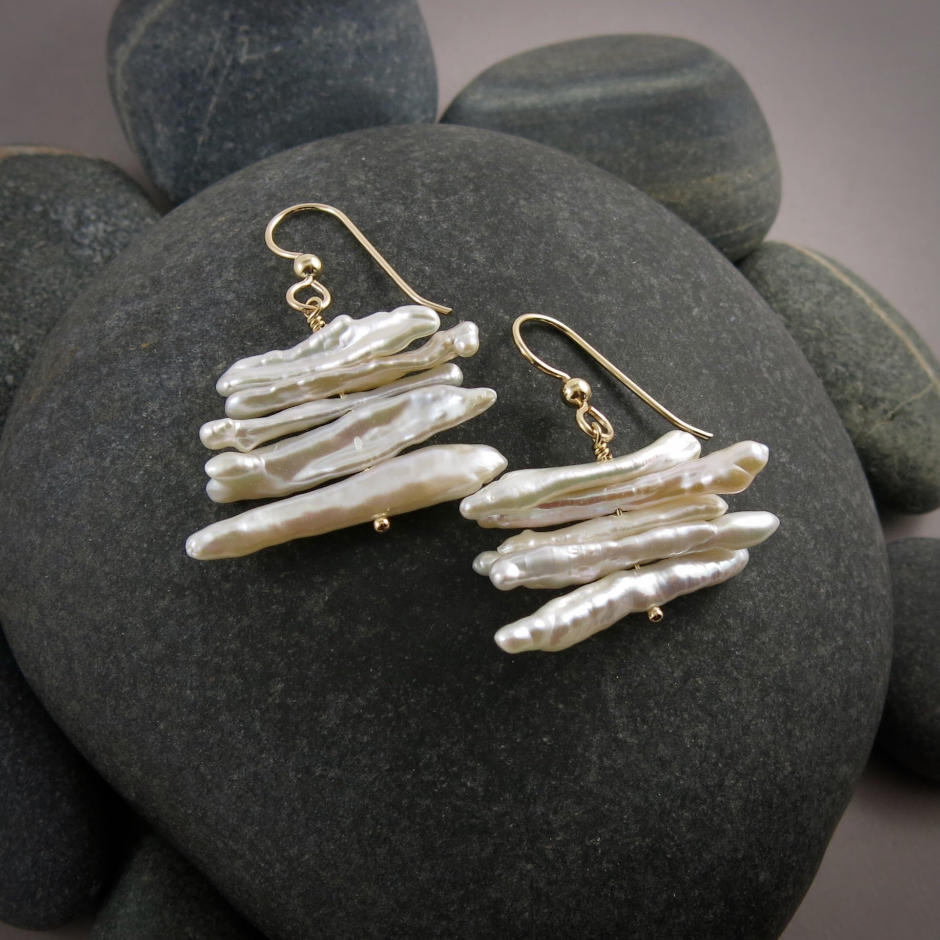 Boucles d'oreilles bâton empilées • Boucles d'oreilles en perles bâton blanches brillantes en or 14 carats