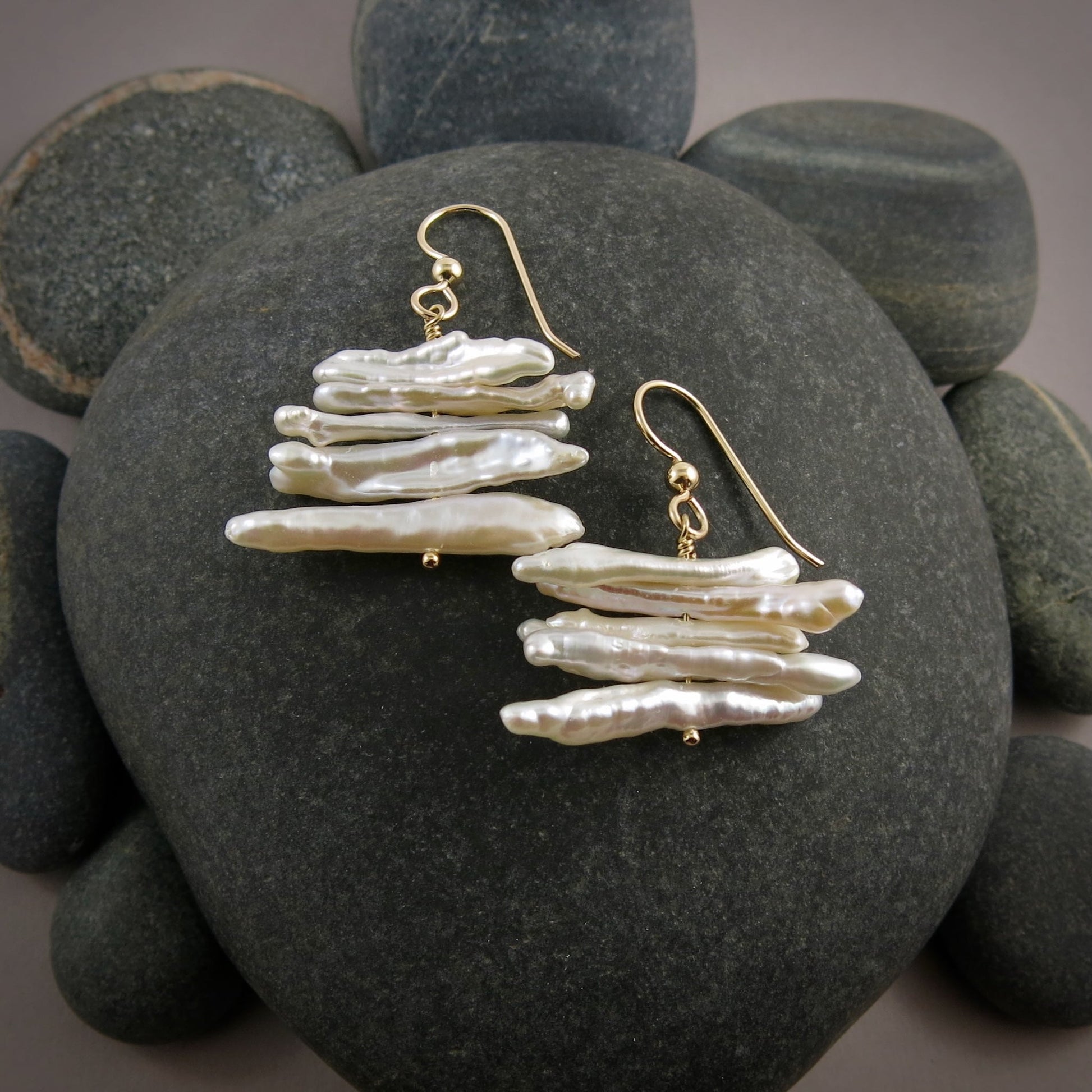 Boucles d'oreilles bâton empilées • Boucles d'oreilles en perles bâton blanches brillantes en or 14 carats