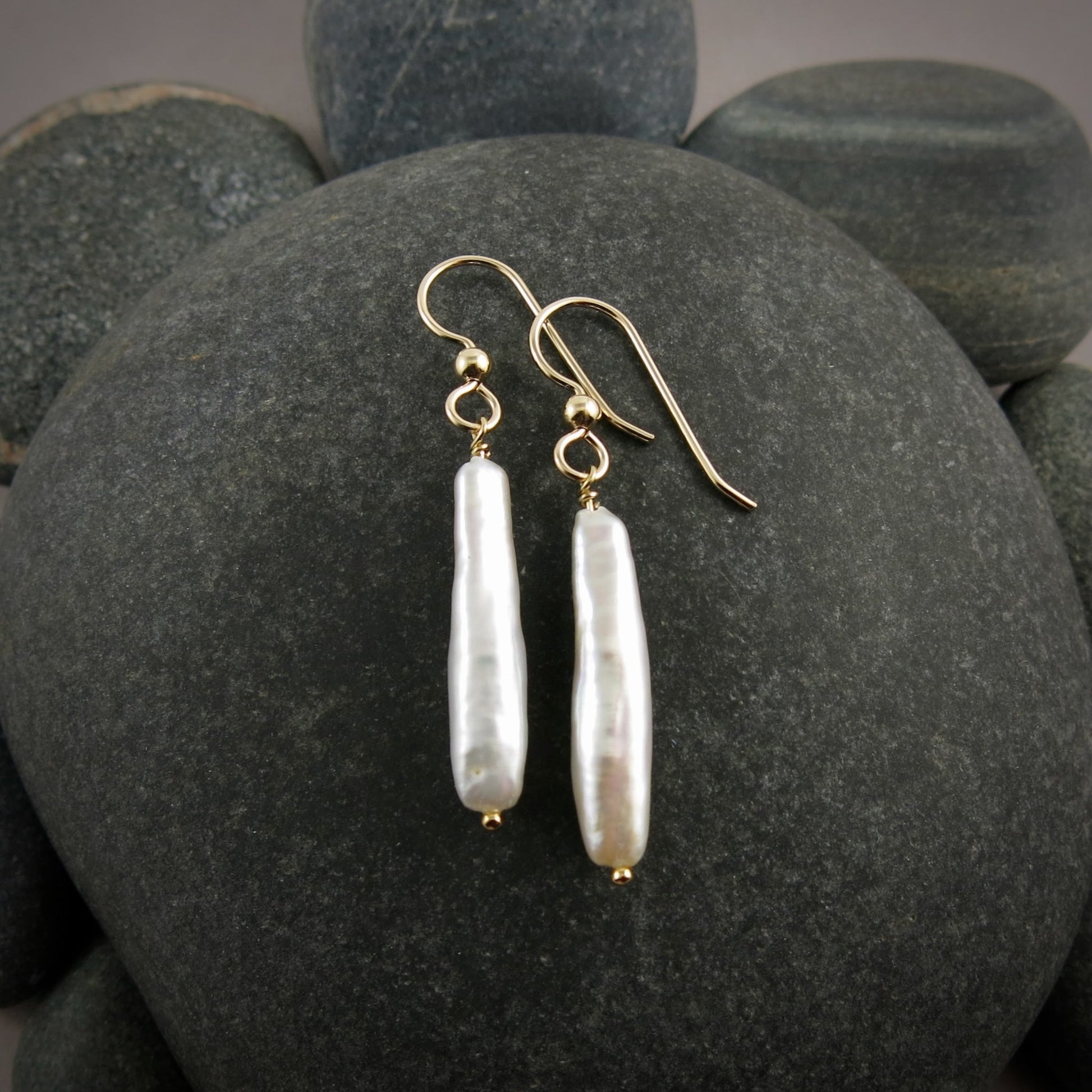 Boucles d'oreilles élégantes en perles bâton • Boucles d'oreilles en perles bâton blanches brillantes en or 14 carats ou en argent sterling