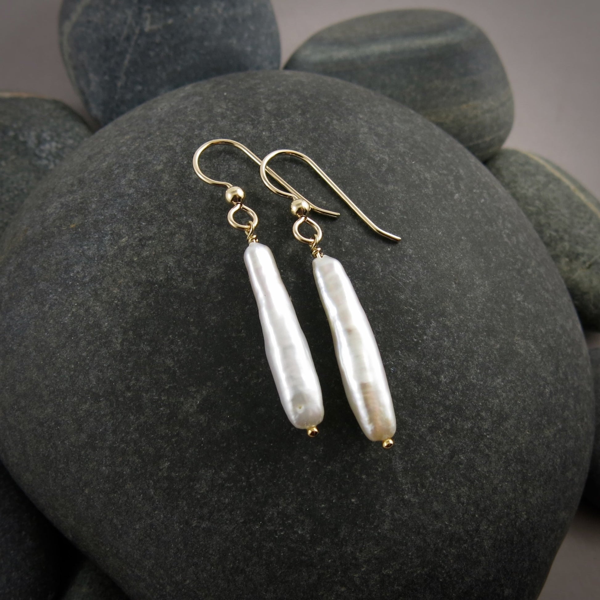 Boucles d'oreilles élégantes en perles bâton • Boucles d'oreilles en perles bâton blanches brillantes en or 14 carats ou en argent sterling