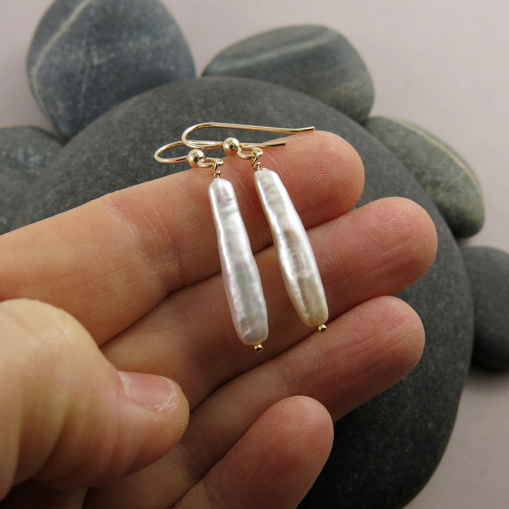 Boucles d'oreilles élégantes en perles bâton • Boucles d'oreilles en perles bâton blanches brillantes en or 14 carats ou en argent sterling