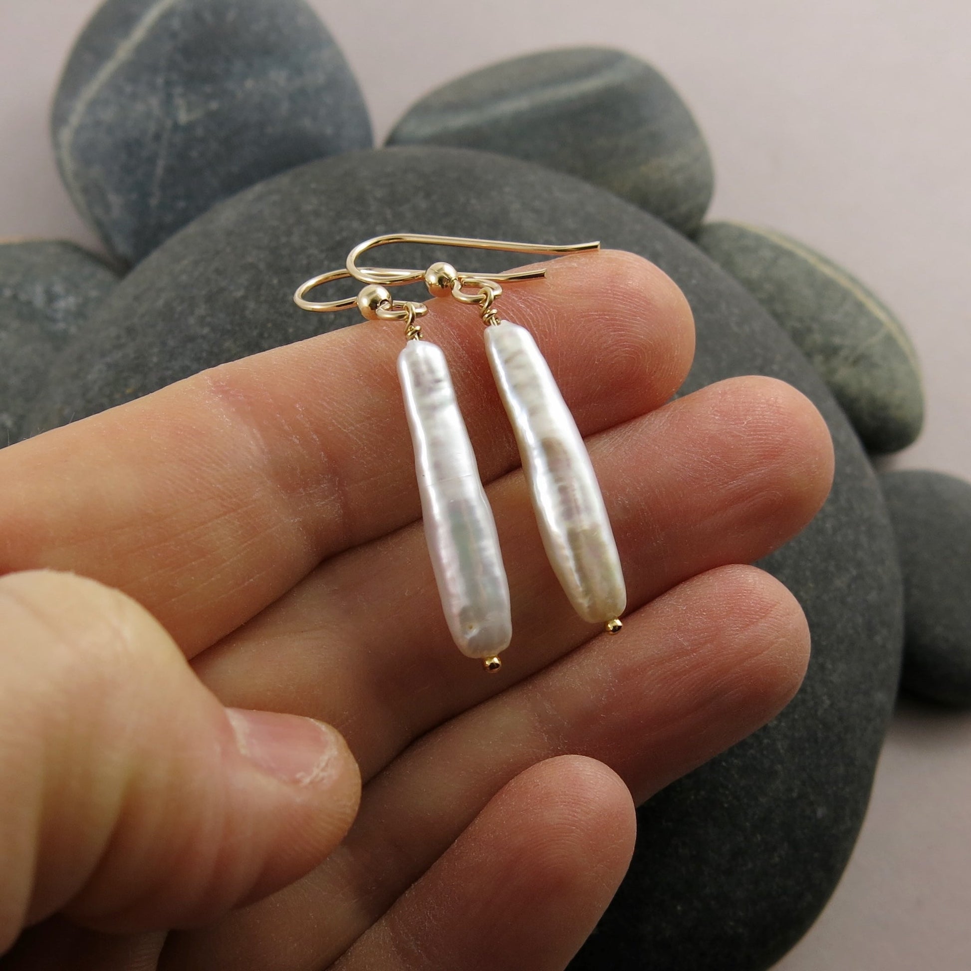 Boucles d'oreilles élégantes en perles bâton • Boucles d'oreilles en perles bâton blanches brillantes en or 14 carats ou en argent sterling