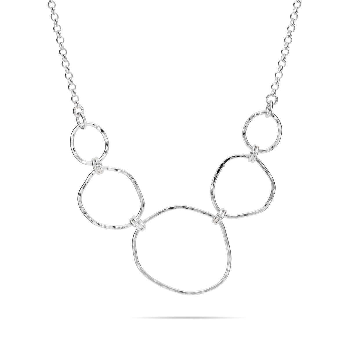 Collier gradué Coast • Collier plastron en argent sterling à texture martelée et forme libre avec chaîne rolo