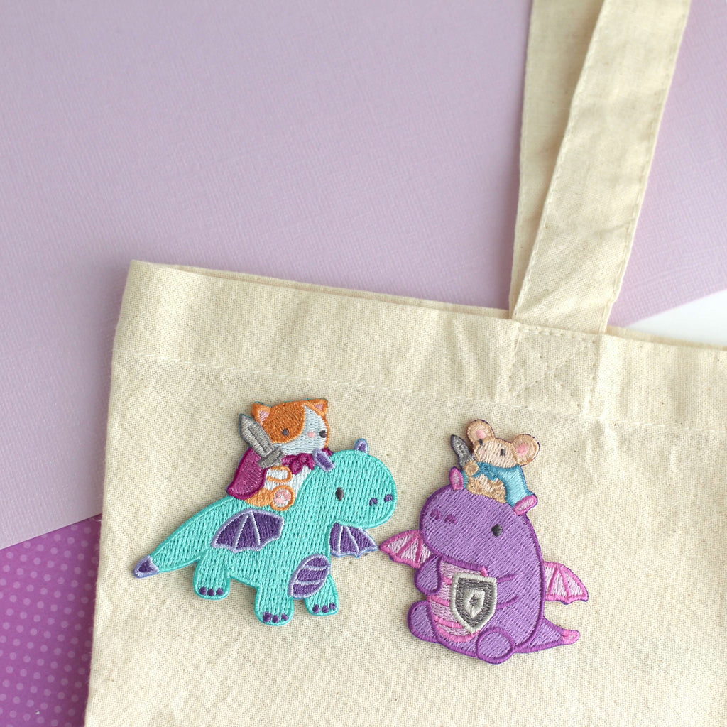 Patch thermocollant brodé représentant un chat chevauchant un dragon