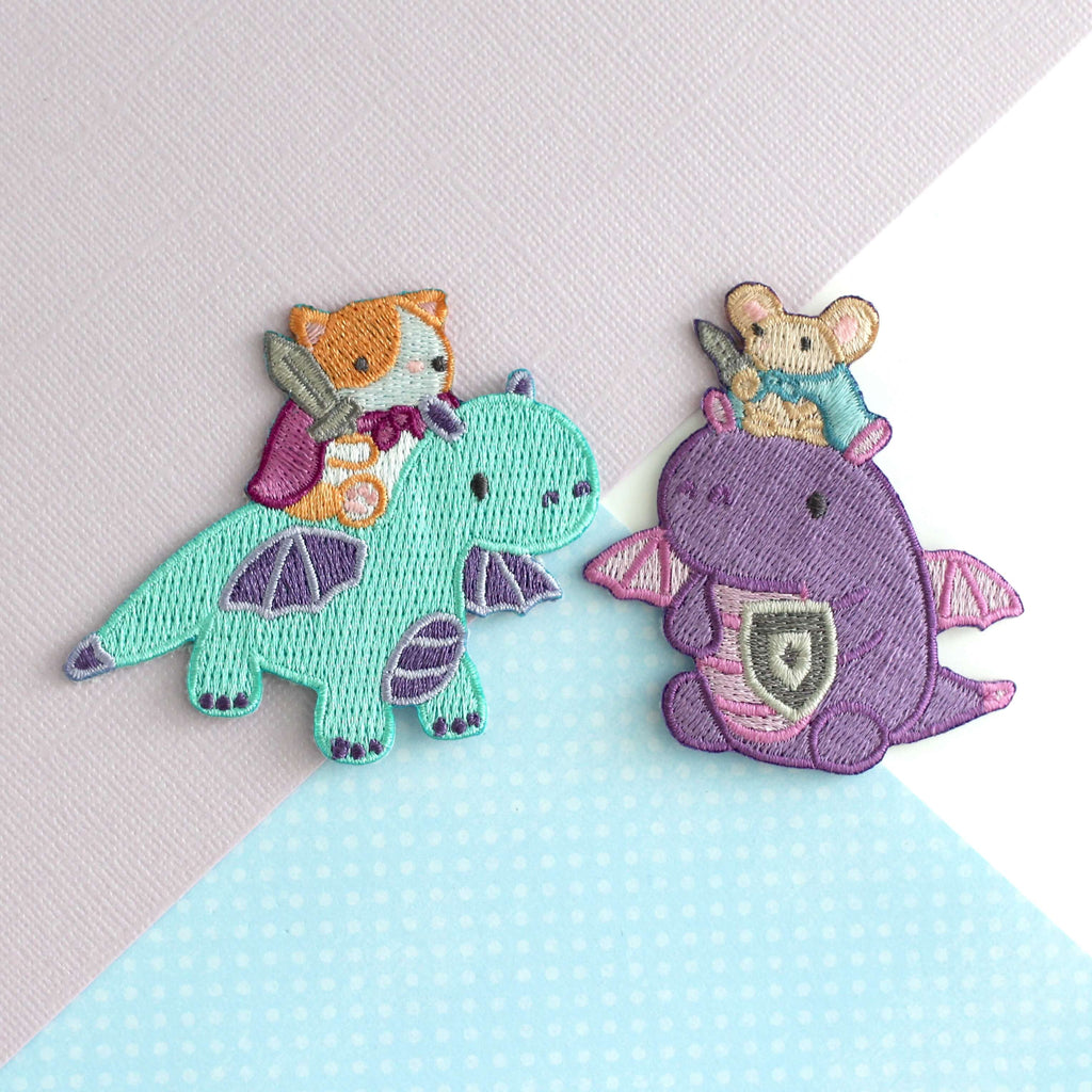 Patch thermocollant brodé représentant un chat chevauchant un dragon